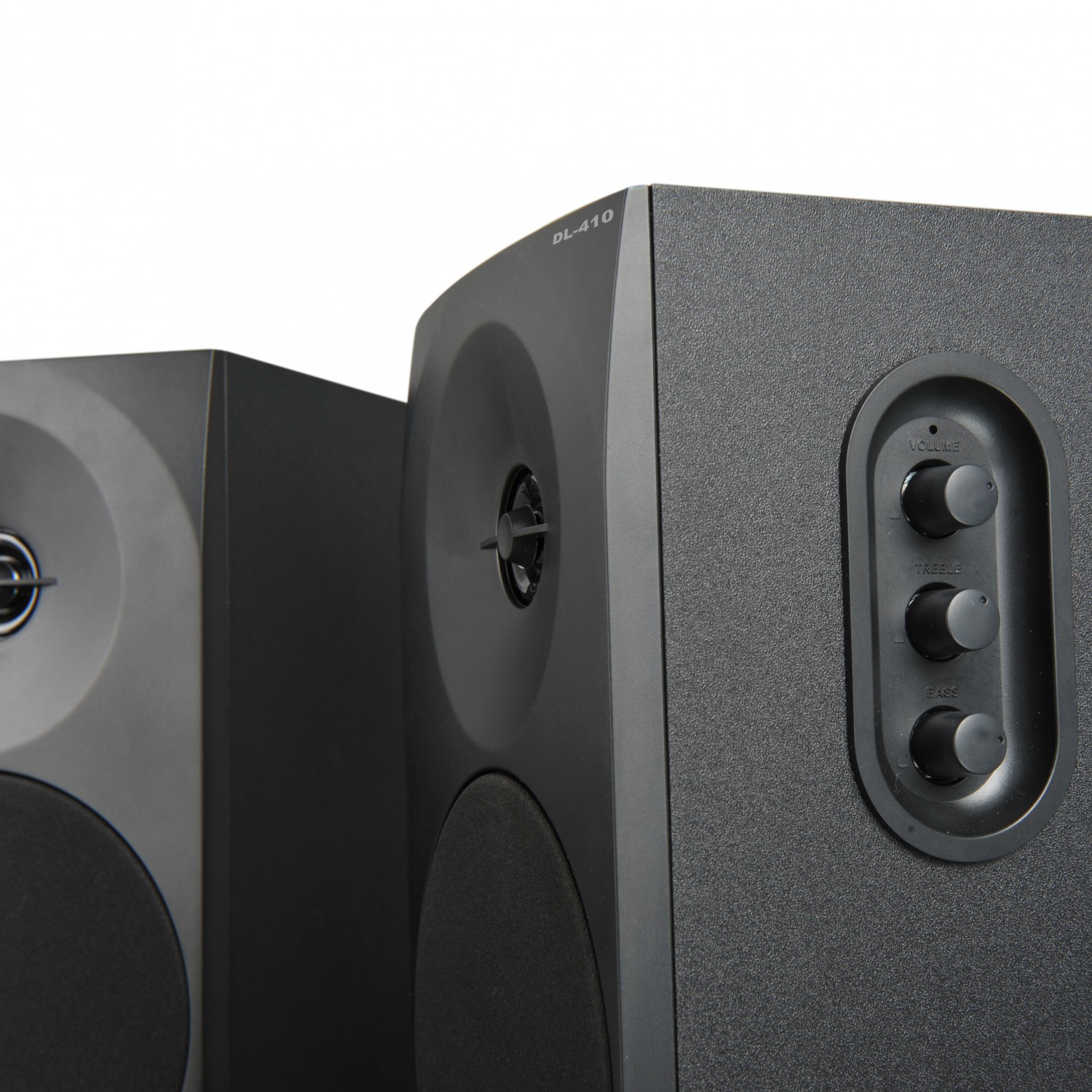 Altavoces negros con tres perillas de control. También es visible un pequeño logotipo 'W'.