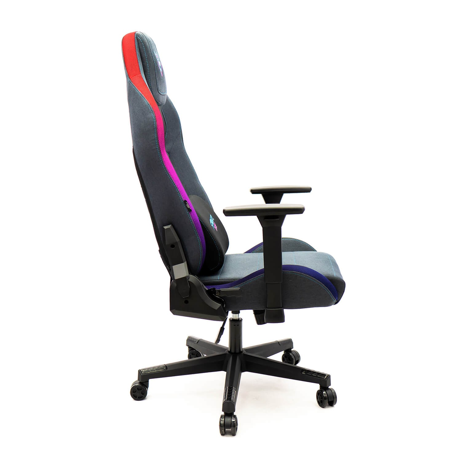 Silla gamer de perfil. Es gris oscuro con detalles rojos y morados. Cuenta con reposabrazos y base negra.