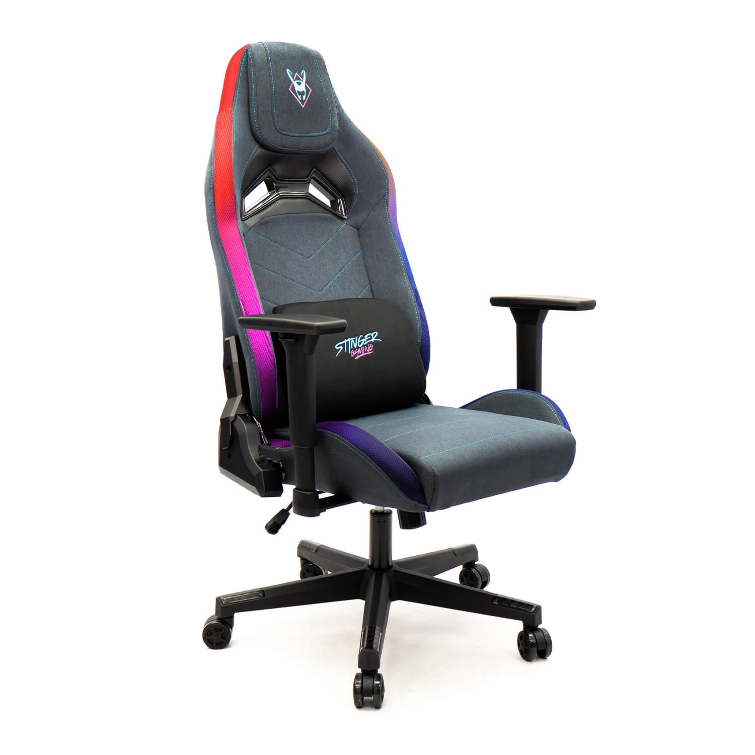 Una silla gaming con luces de arcoíris. La silla es gris con reposabrazos negros y una base negra, sobre un fondo blanco.