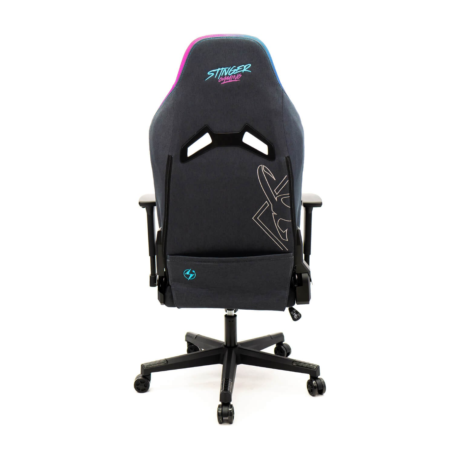 La parte trasera de una silla gaming gris con el logo de Stinger Gaming y un bolsillo, sobre un fondo blanco.