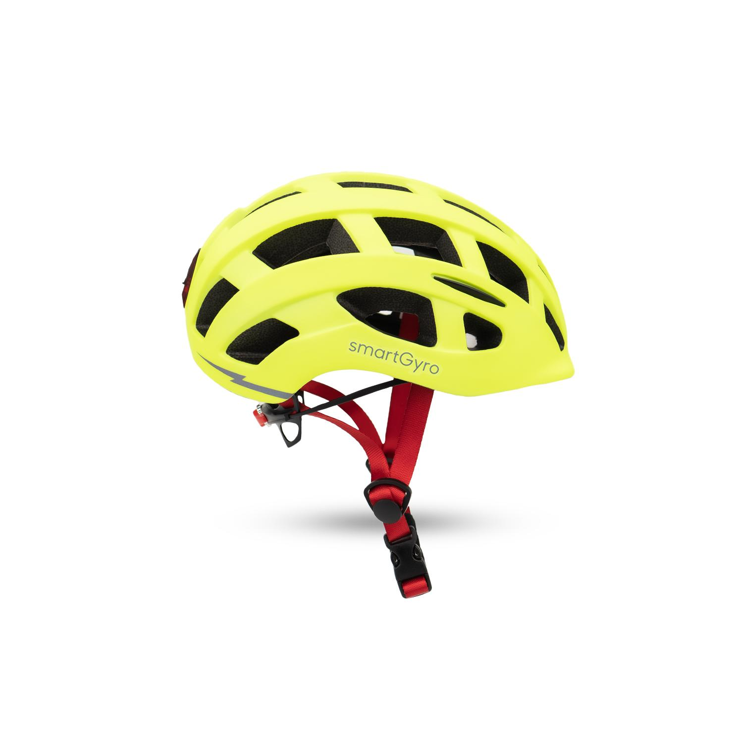Un casco de bicicleta amarillo con ventilaciones negras y correas rojas, visto desde un ángulo lateral, sobre un fondo blanco.