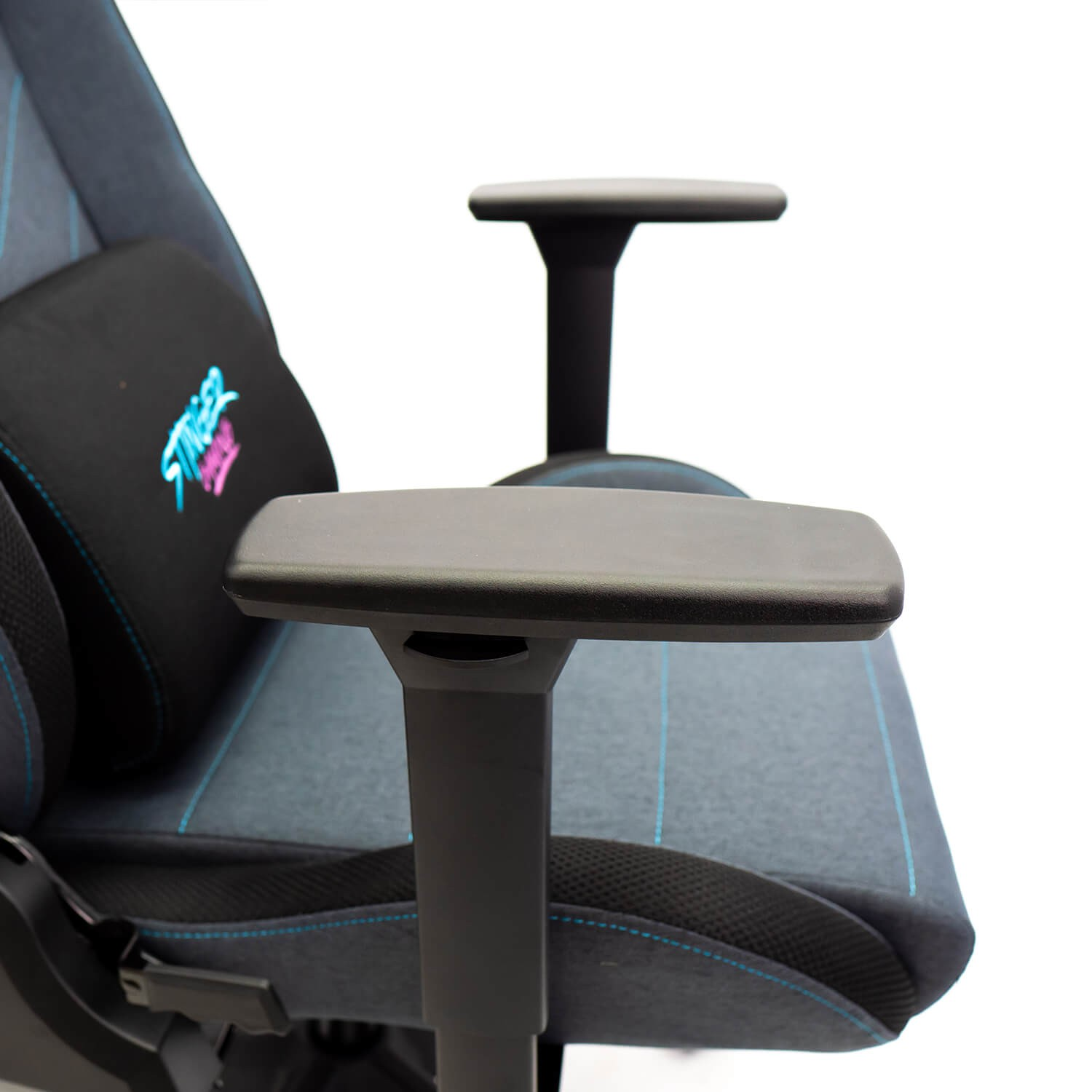 Primer plano del reposabrazos de una silla gaming. El reposabrazos es negro y la silla es gris.