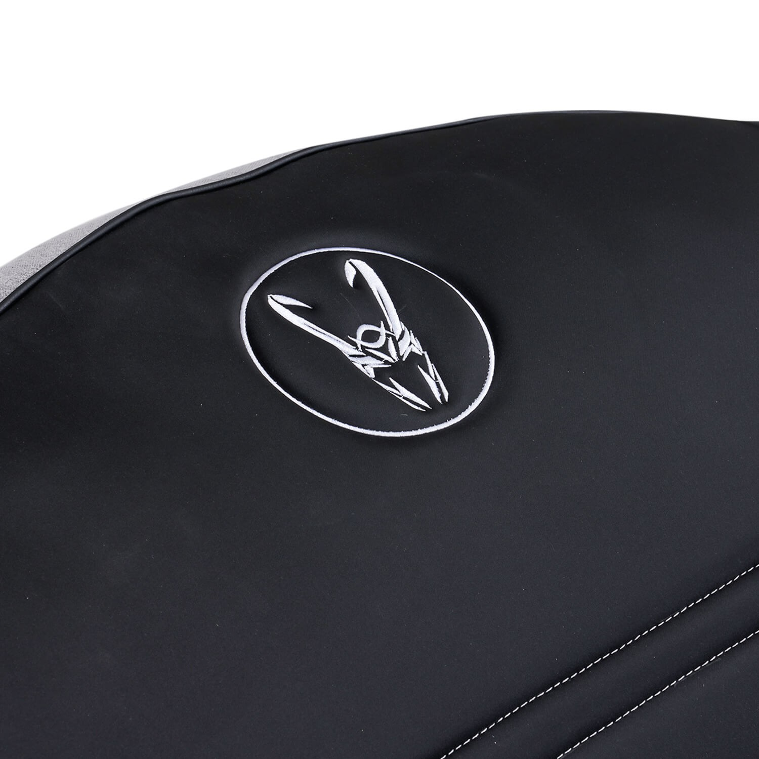Asiento negro de moto con logo blanco. Costuras blancas en el asiento. El fondo es blanco.