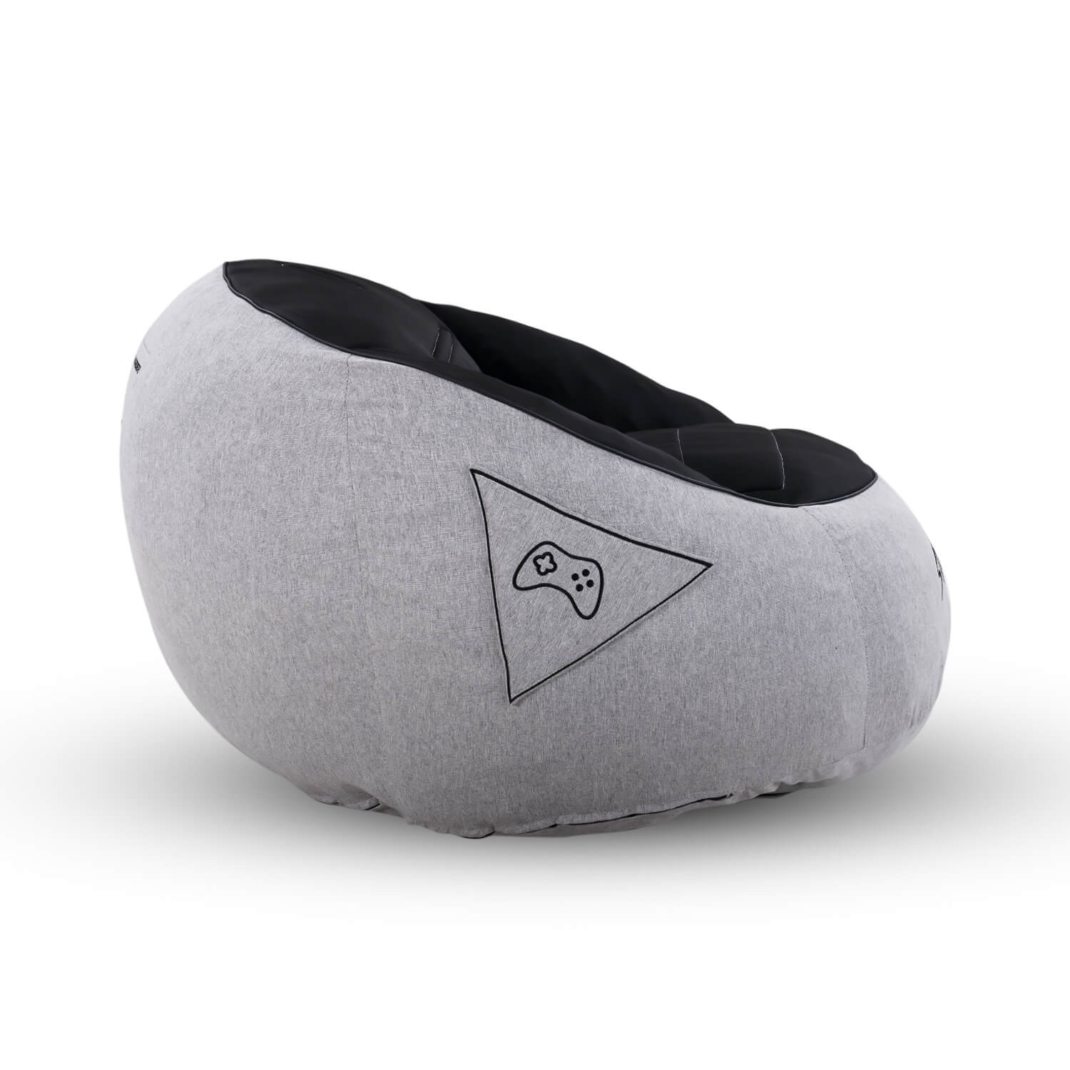Un puf gris con la parte superior negra. Un triángulo con un icono de mando de juego en el lateral.
