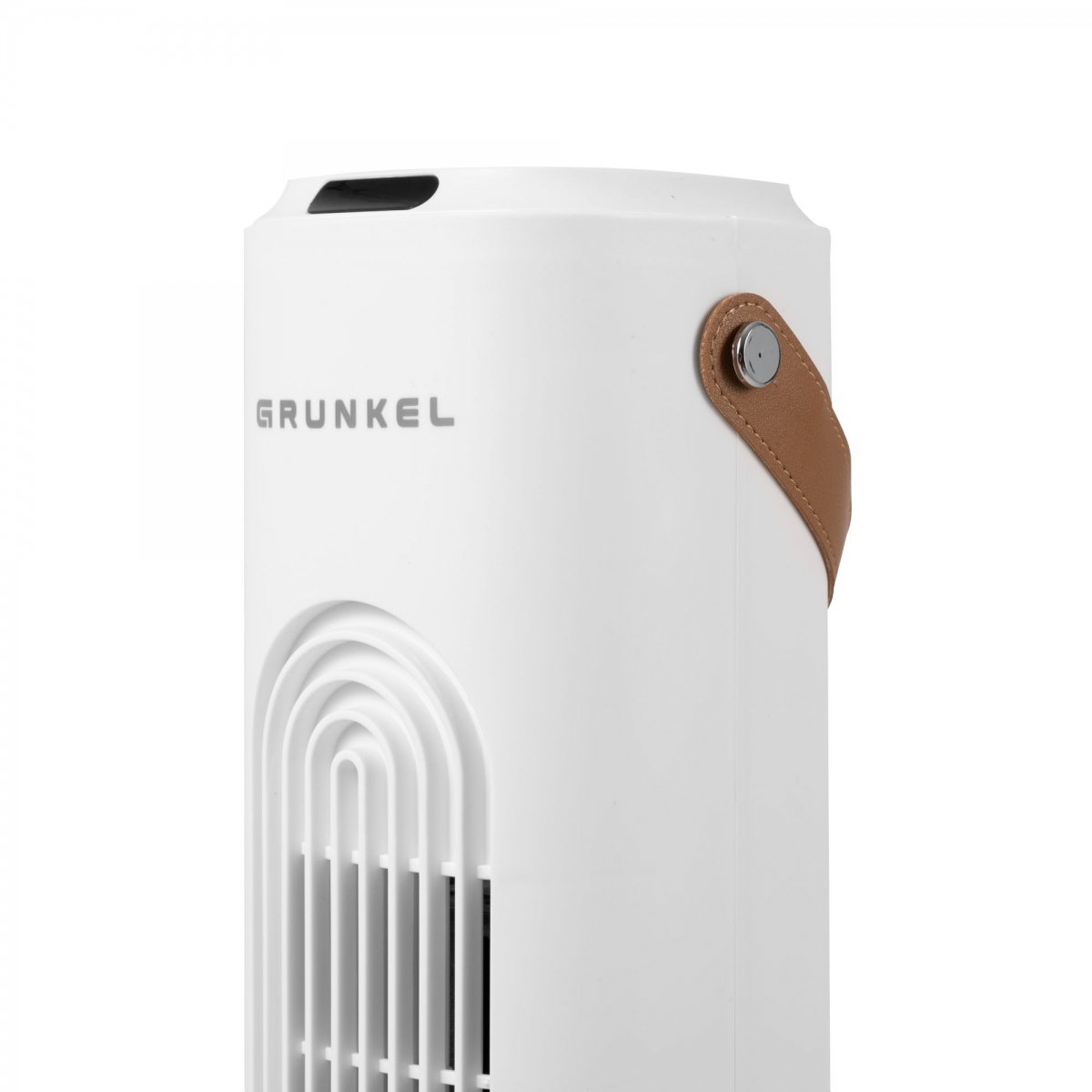 Biały wentylator wieżowy. Ma brązowy skórzany uchwyt z boku.