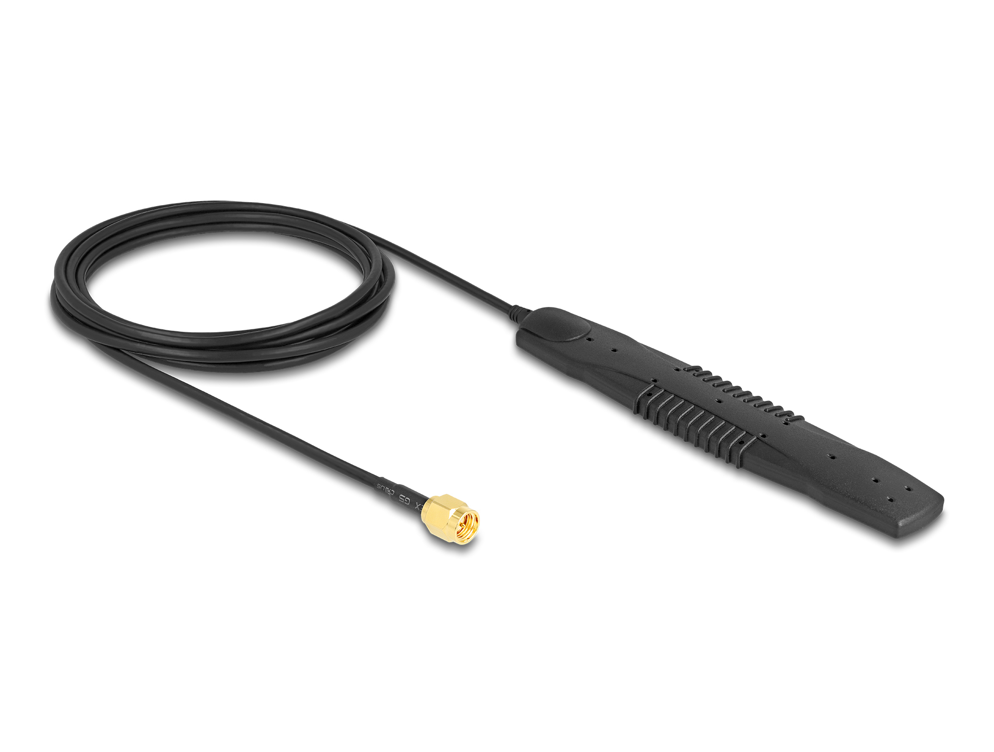 Eine schwarze Antenne mit Kabel und Goldstecker. Die Antenne ist flach mit Rippen. Das Kabel ist auf weißem Untergrund aufgerollt.