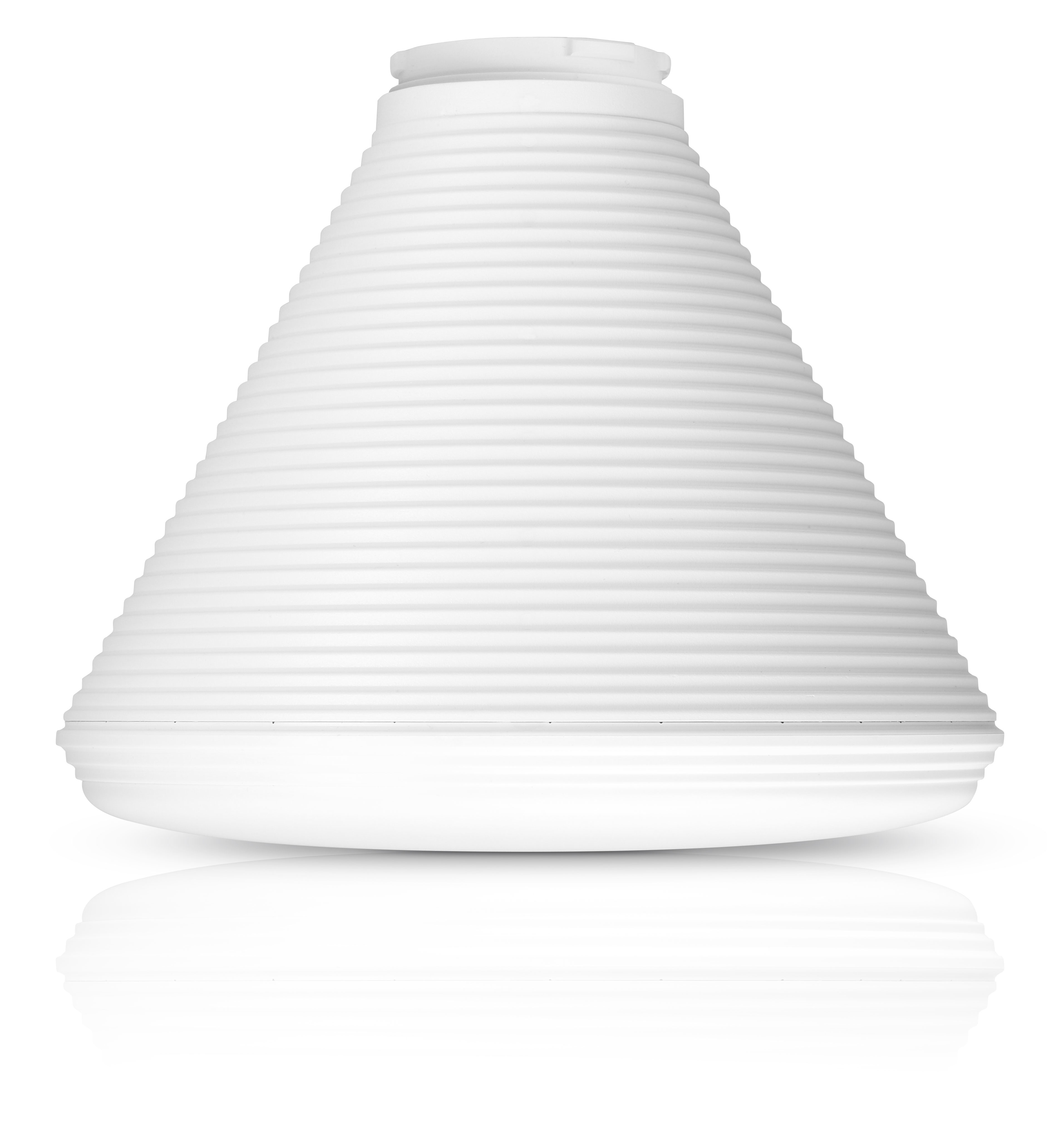 Białe urządzenie w kształcie stożka z poziomymi grzbietami. Stoi na białej powierzchni. Podstawa ma odbicie.