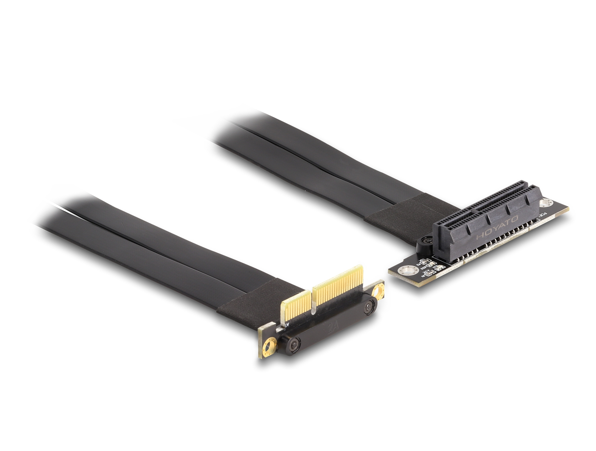 Cavo riser PCI-e nero con due connettori, angolato su una superficie bianca.