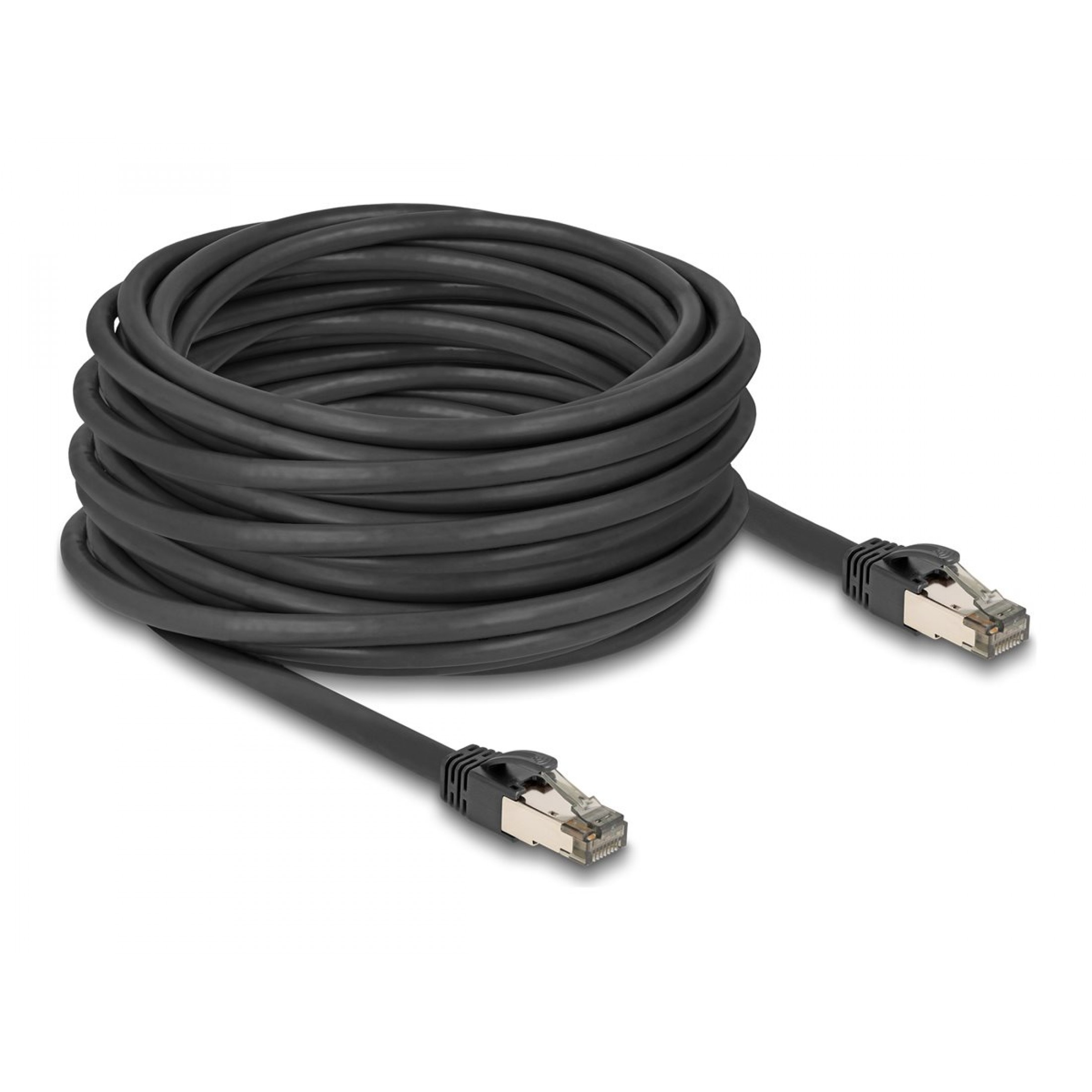 Zwinięty czarny kabel sieciowy ze złączami na białym tle.