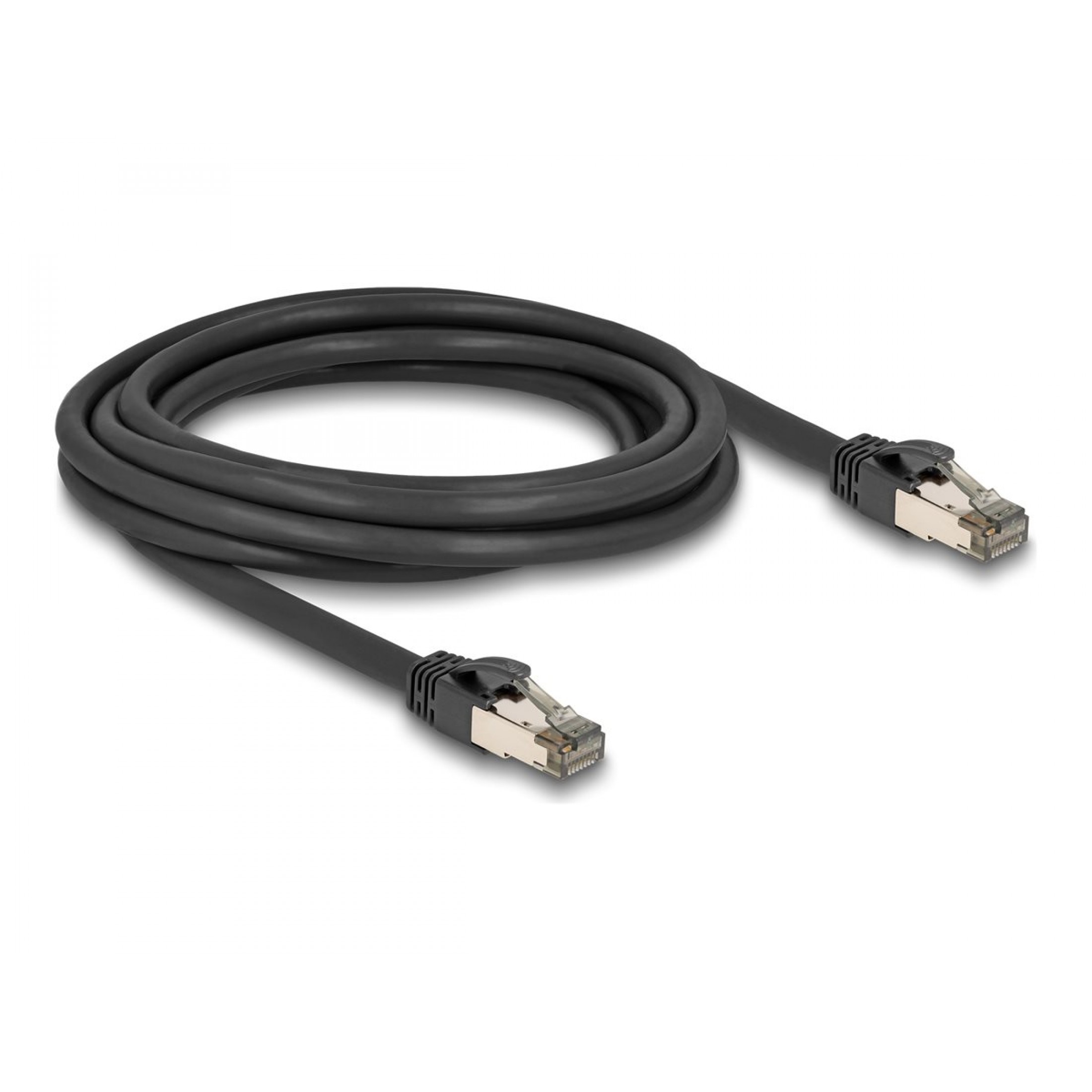 Czarny kabel sieciowy ze srebrnymi złączami na obu końcach. Kabel zwinięty na białej powierzchni.