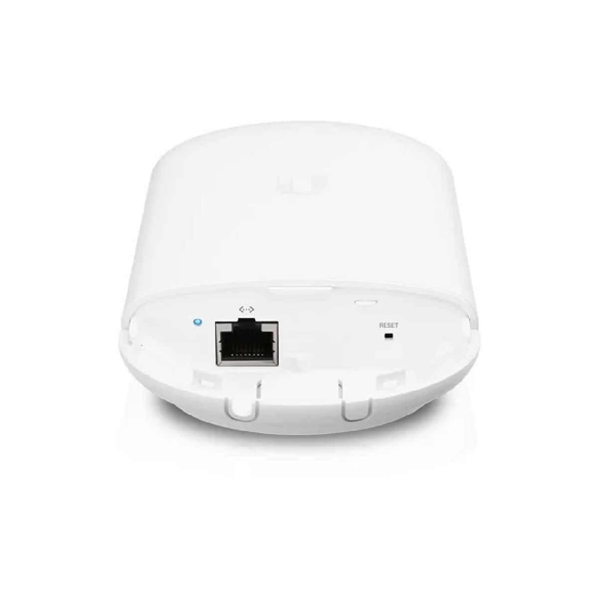 Un punto di accesso di rete bianco con una porta Ethernet nera e un pulsante di ripristino. È su sfondo bianco.