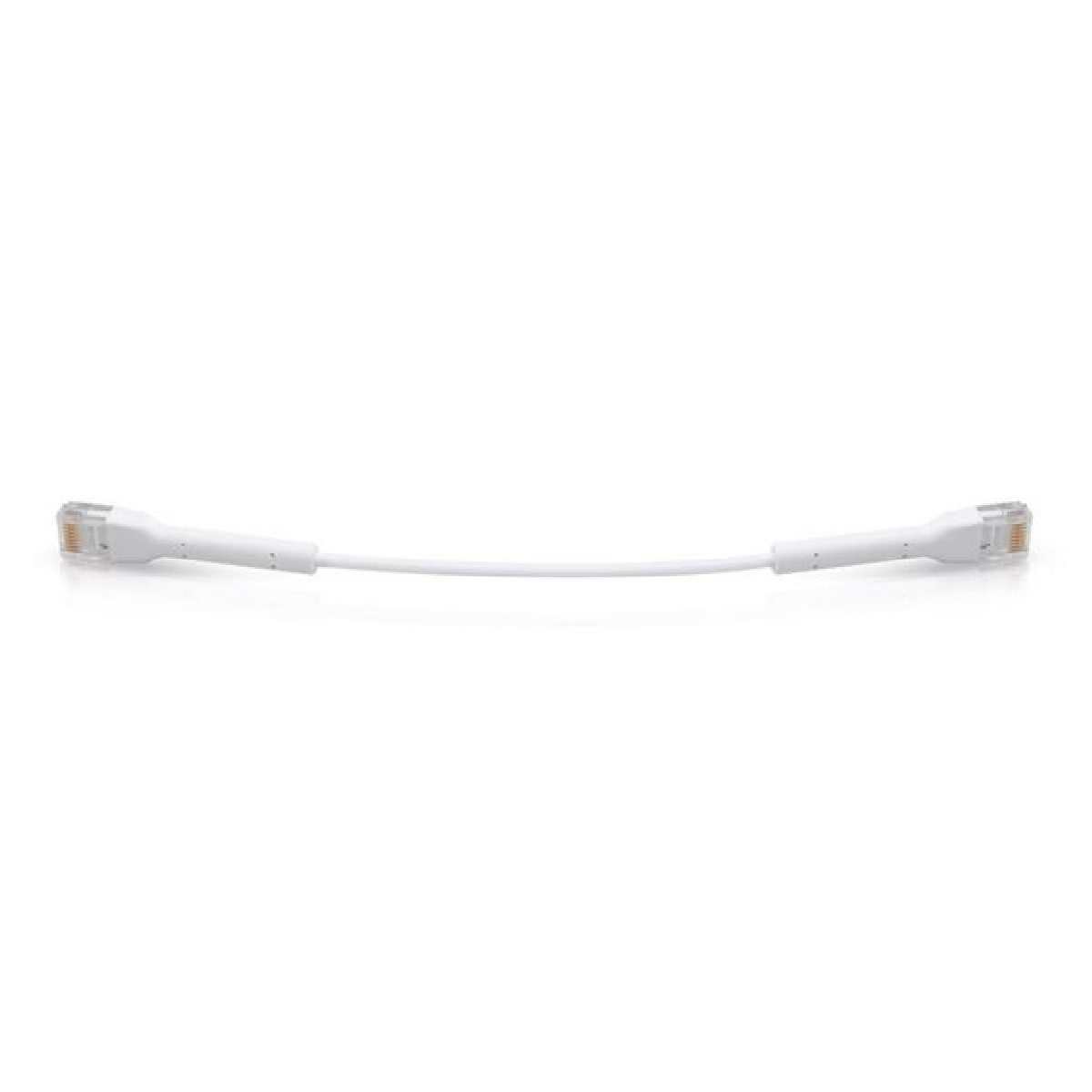 Cavo Ethernet bianco con due connettori. È steso su uno sfondo bianco. Design semplice.