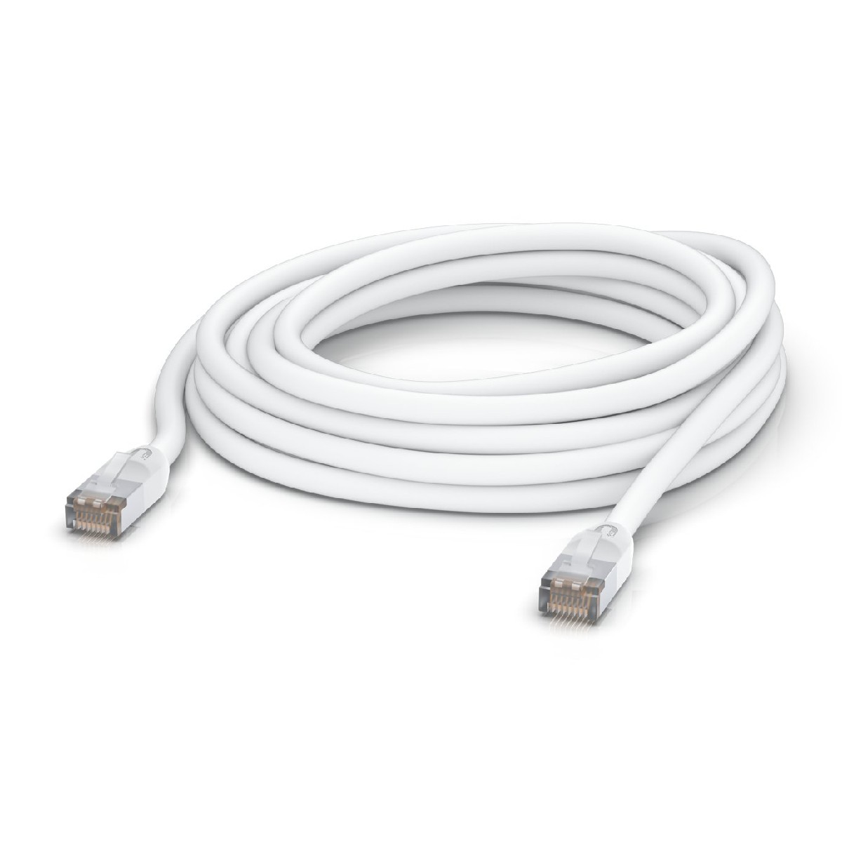 Biały kabel sieciowy ze złączami na obu końcach. Złącza są przezroczyste. Białe tło.