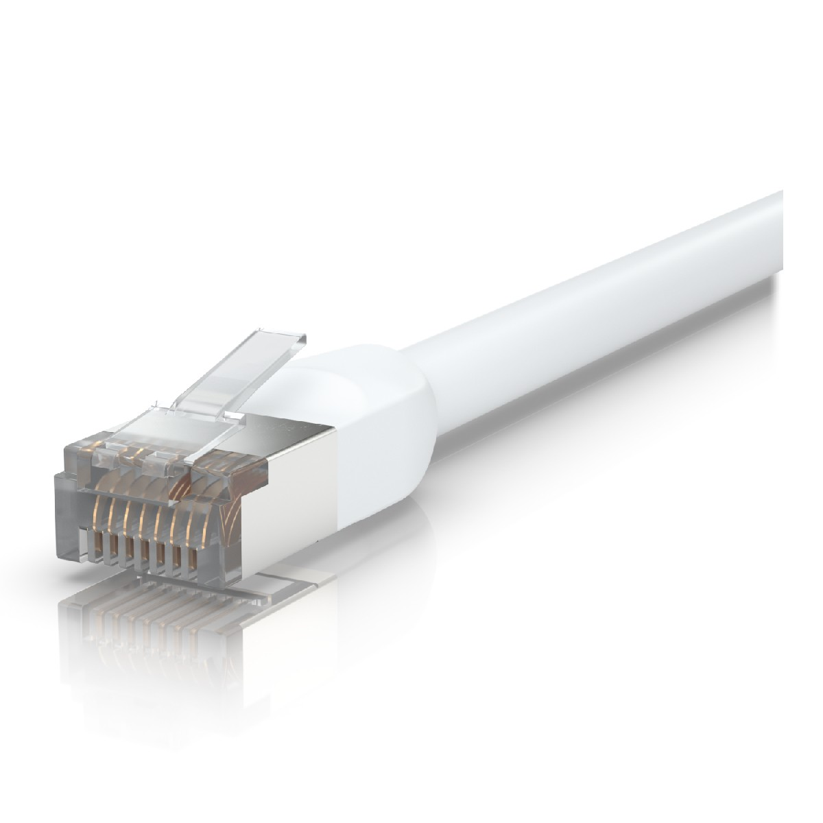 Zbliżenie białego złącza kabla Ethernet. Przezroczysta głowica ze złotymi pinami, odbijająca światło.