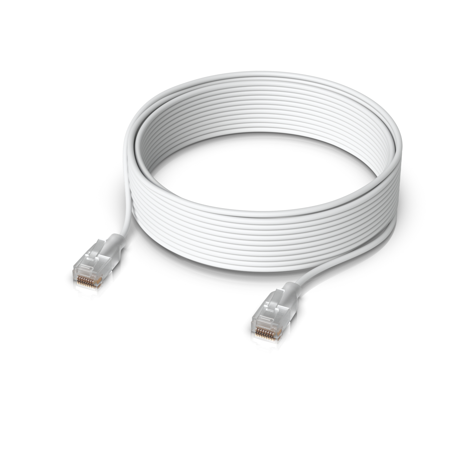 Cavo Ethernet bianco arrotolato, con due connettori visibili. Isolato su sfondo bianco.
