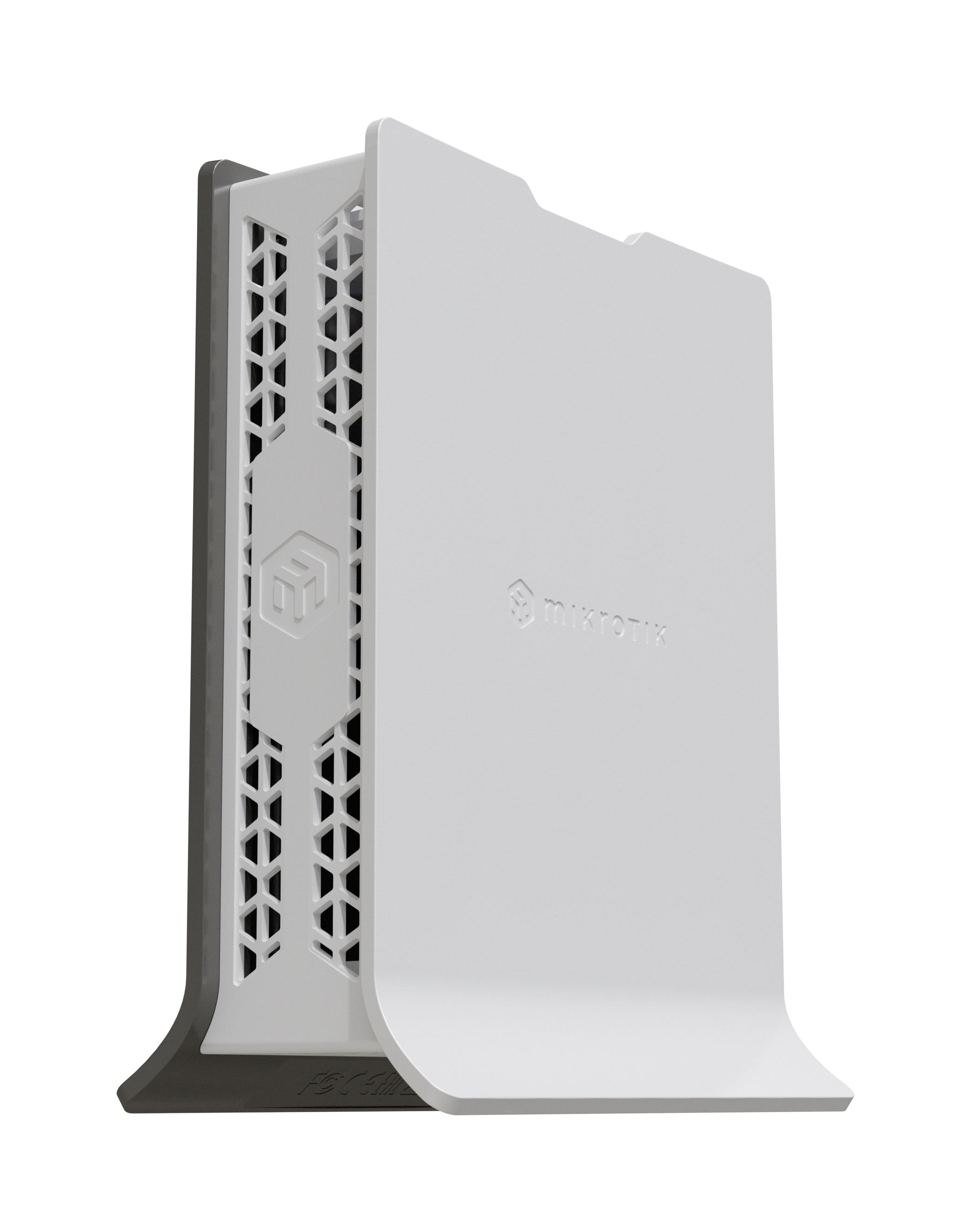 Router bianco e grigio con il logo Mikrotik. Ha una copertura bianca. Lo sfondo è bianco.