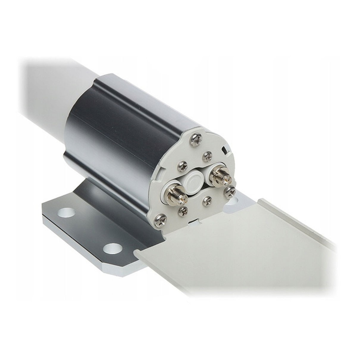 Zbliżenie białego i srebrnego elementu anteny ze złączami. Poniżej przymocowana jest biała płytka.