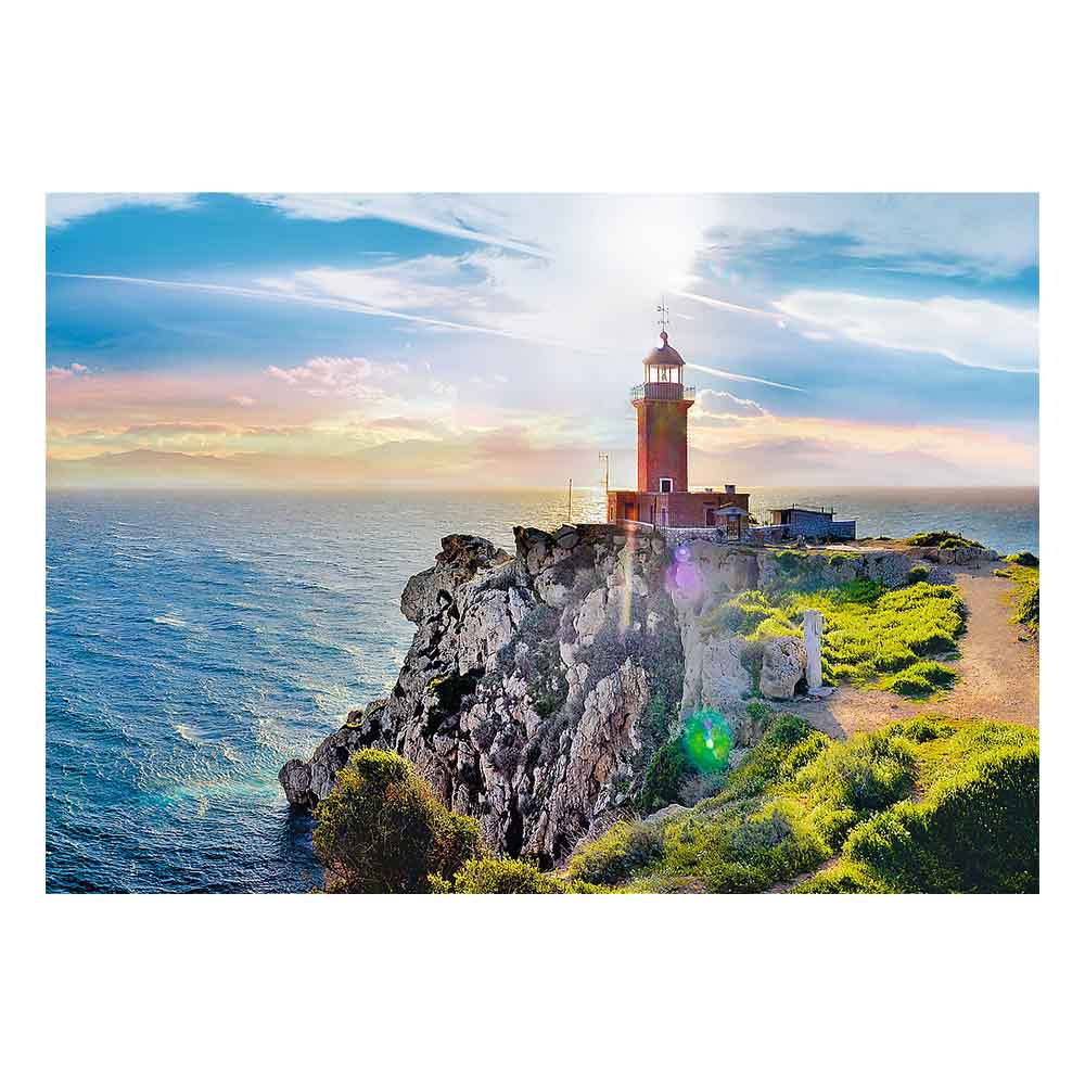 Latarnia morska na klifie z widokiem na morze. Jasne niebo z chmurami i słońcem.