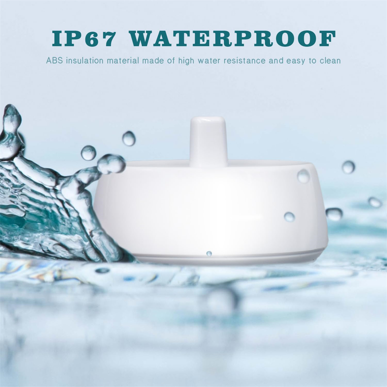 Eine weiße Ladestation mit IP67-Wasserdichtigkeit, mit Wassertropfen drumherum. Die Basis ist für eine elektrische Zahnbürste.