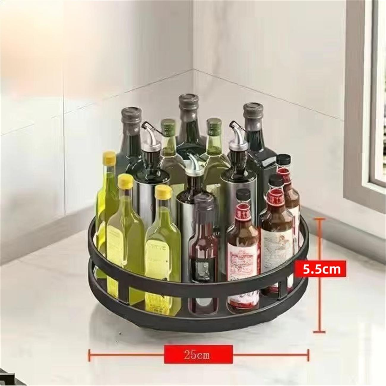 Ein runder, rotierender Organizer mit Flaschen mit Olivenöl, Essig und anderen Gewürzen. Es befindet sich in einer Küche.