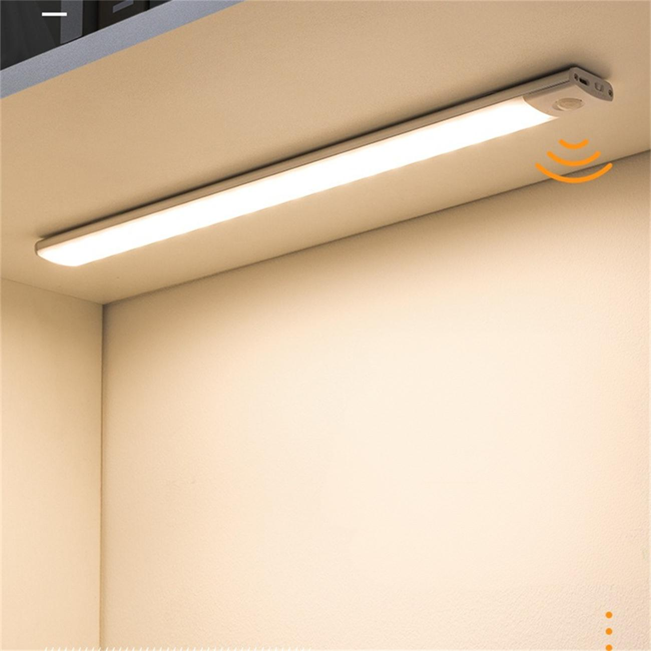 Eine weiße LED-Leuchte ist unter einem Schrank installiert. Es gibt einen Sensor zur Bewegungserkennung.