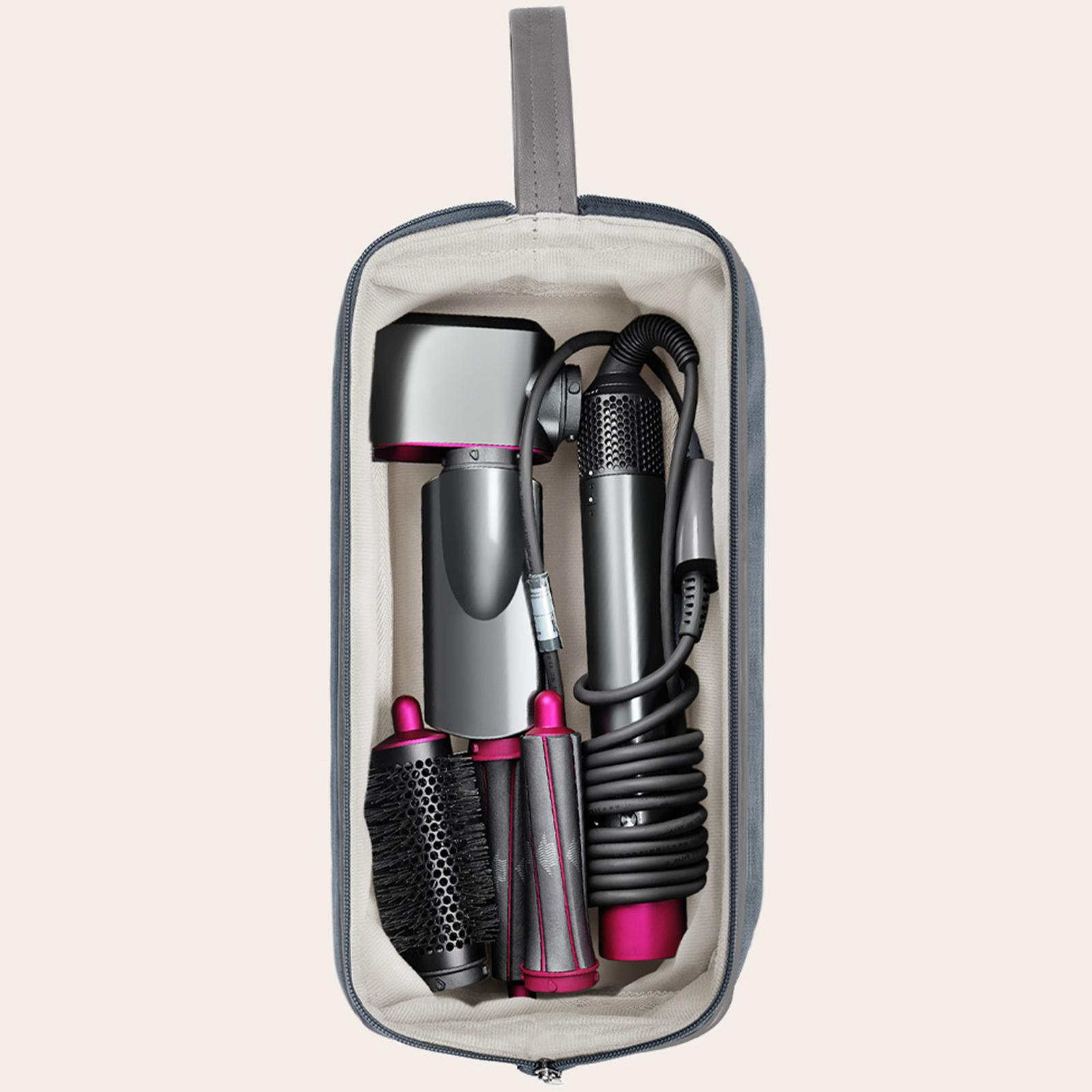 Eine graue Reisetasche mit Griff ist geöffnet und zeigt einen Haartrockner und Zubehör.