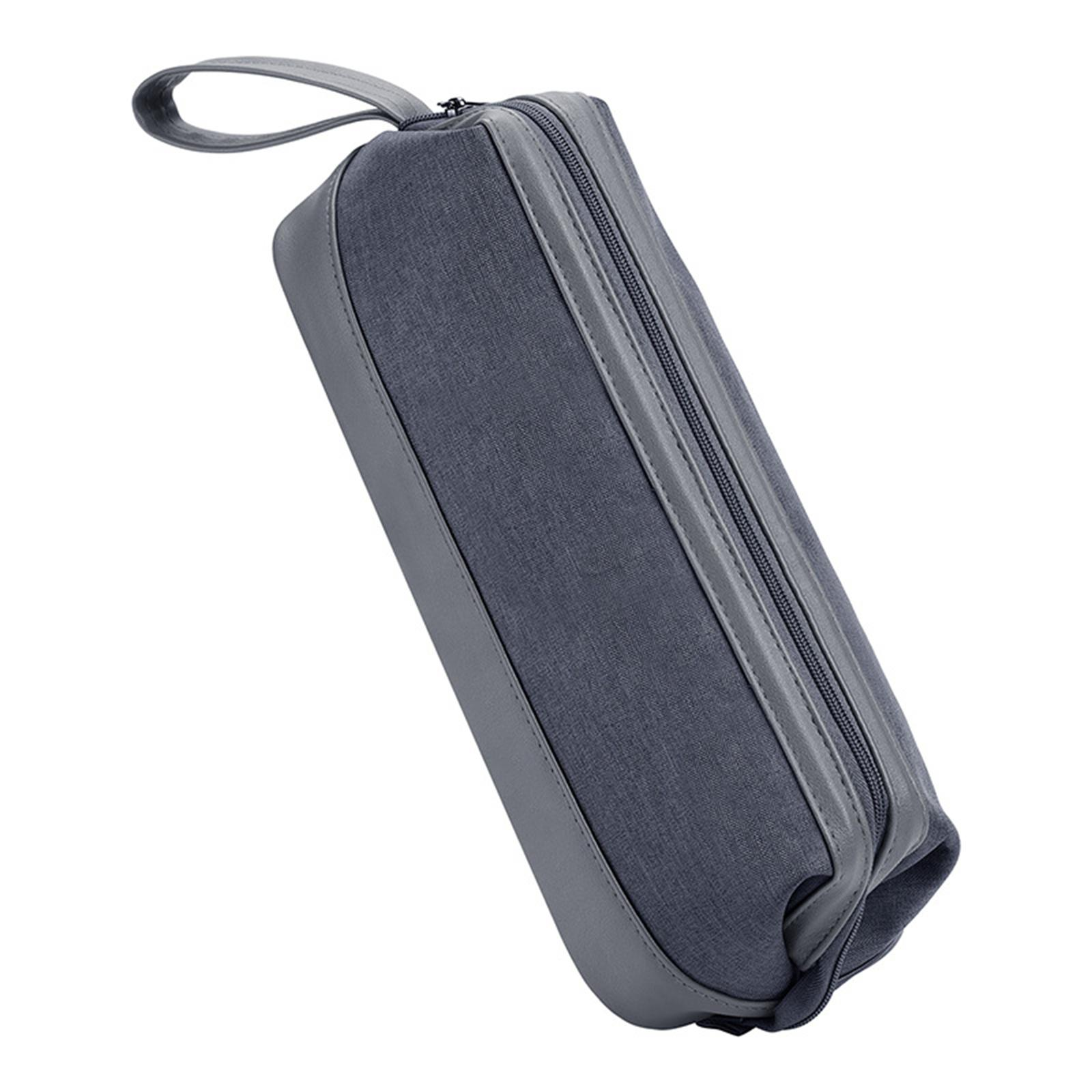 Eine geschlossene, graue Reisetasche mit Griff. Die Tasche hat einen Reißverschluss und graue Akzente.