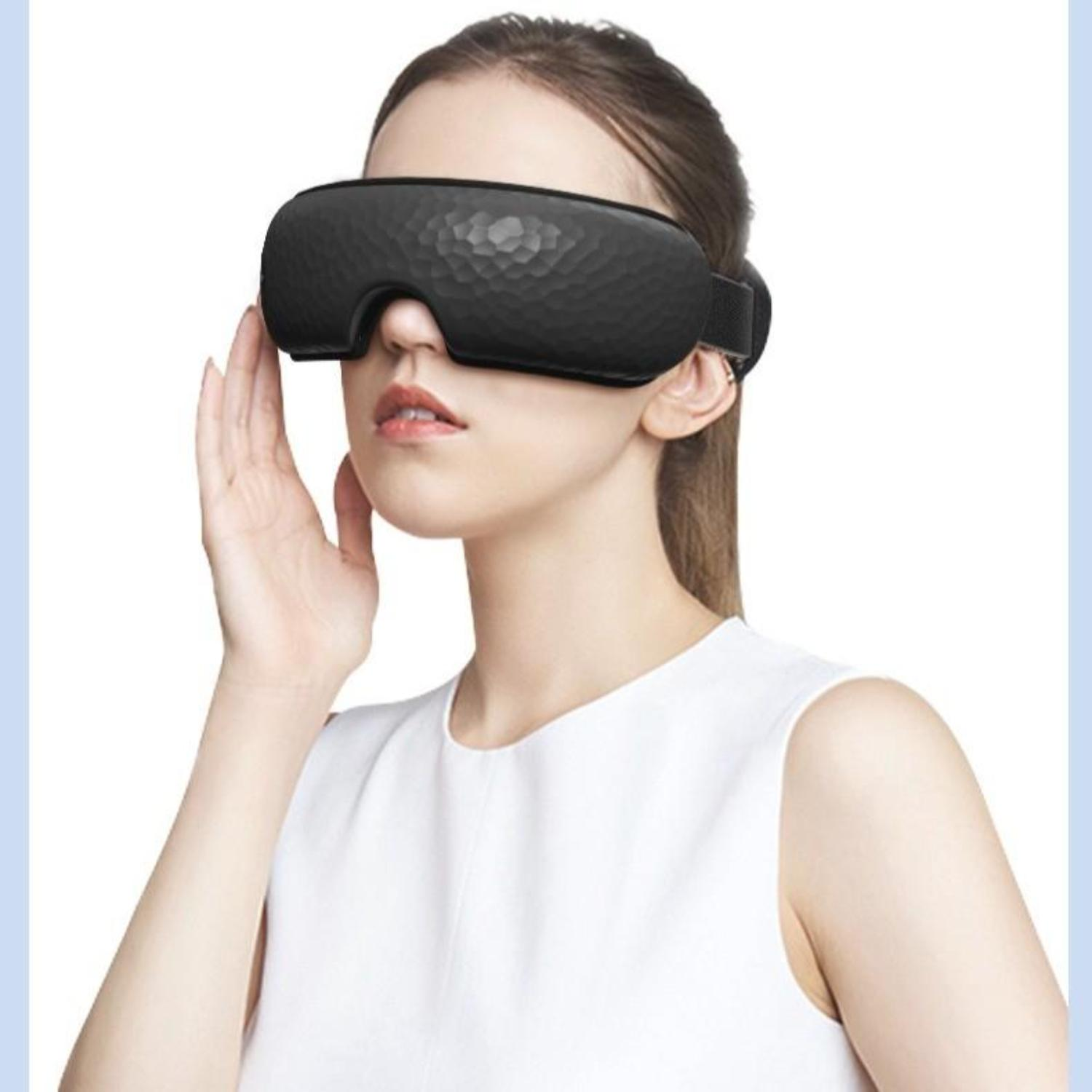 Eine Frau, die eine schwarze Augenmaske trägt. Die Maske bedeckt ihre Augen und einen Teil ihres Gesichts.