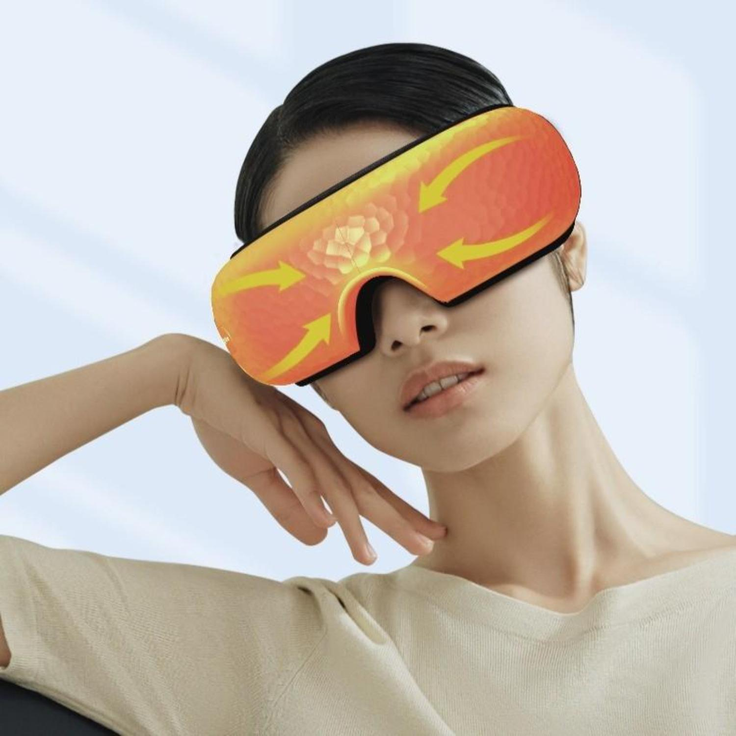 Eine Frau mit einer orange-gelben Augenmaske. Pfeile sind auf der Maske sichtbar. Sie lächelt.