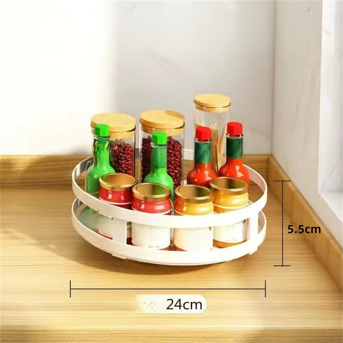 Ein zweistufiges Lazy Susan mit verschiedenen Gläsern und Flaschen mit Gewürzen und Soßen.