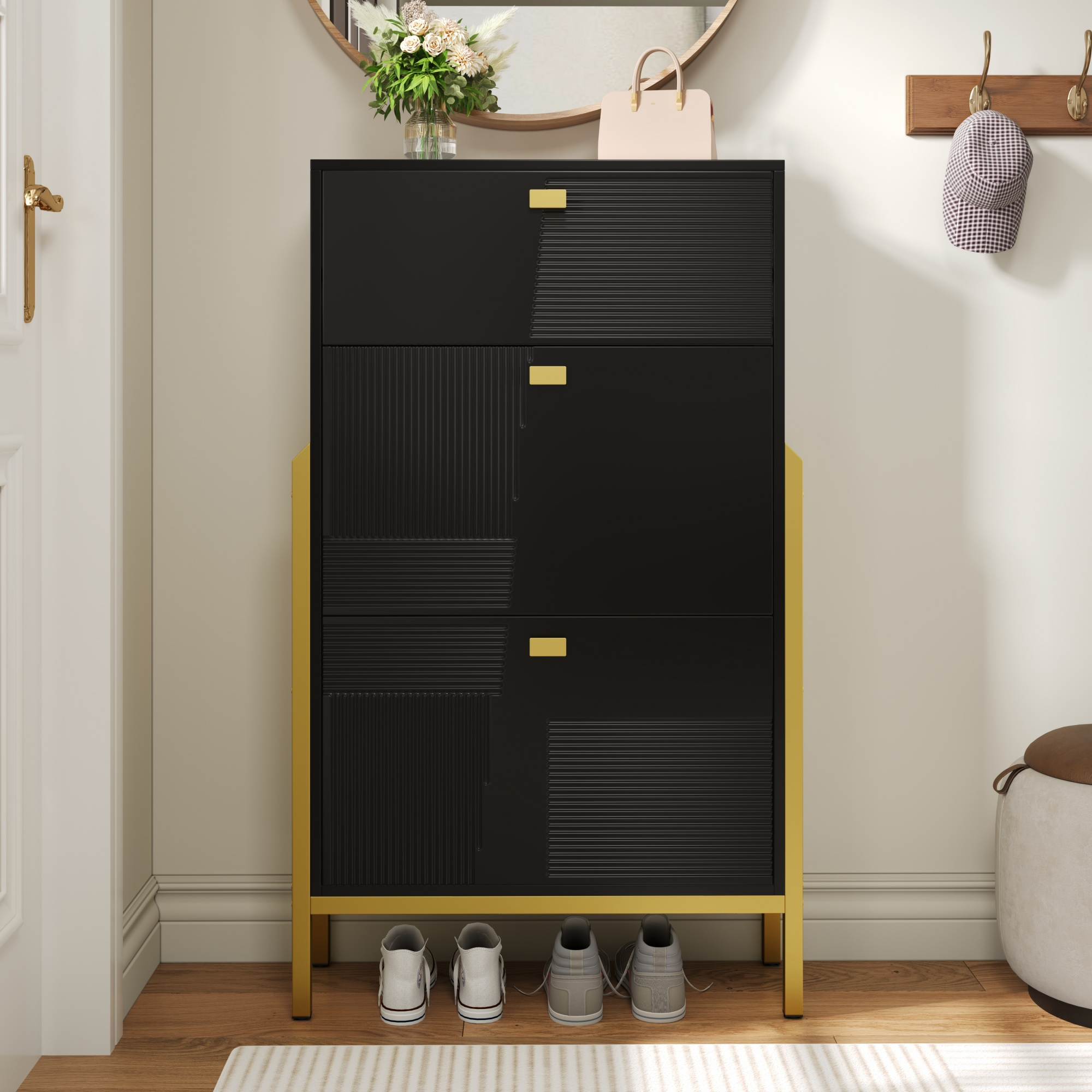Ein schwarz-goldener Schuhschrank mit geschlossenen Türen. Spiegel, Handtasche und Hut sichtbar. Schuhe unten.