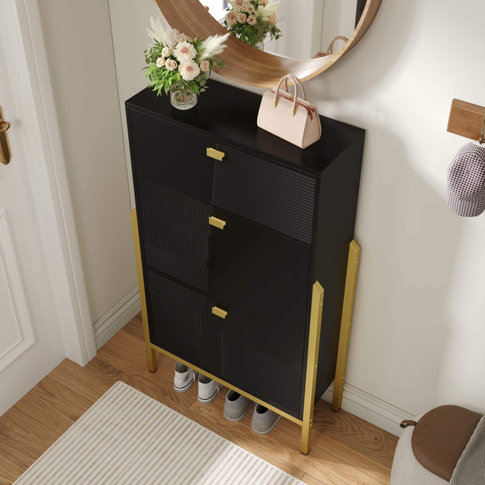Ein Schuhschrank, schwarz mit goldenen Verzierungen, wird gezeigt. Oben sind eine Handtasche, ein Spiegel und Blumen zu sehen.