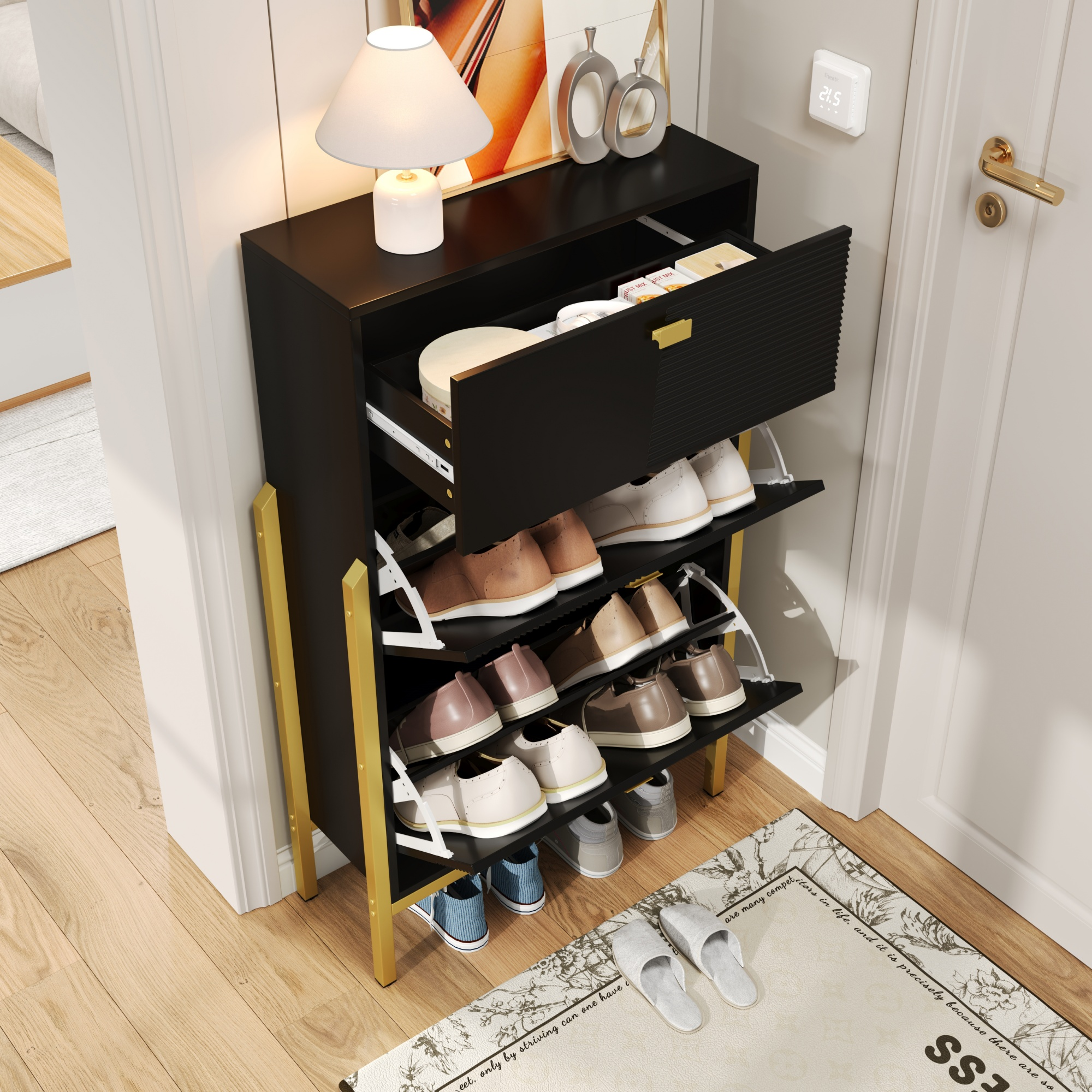 Ein Schuhschrank wird gezeigt, mit Schuhen, die in seinen offenen Fächern sichtbar sind. Ein Teppich, Tür und Licht sind im Bild.