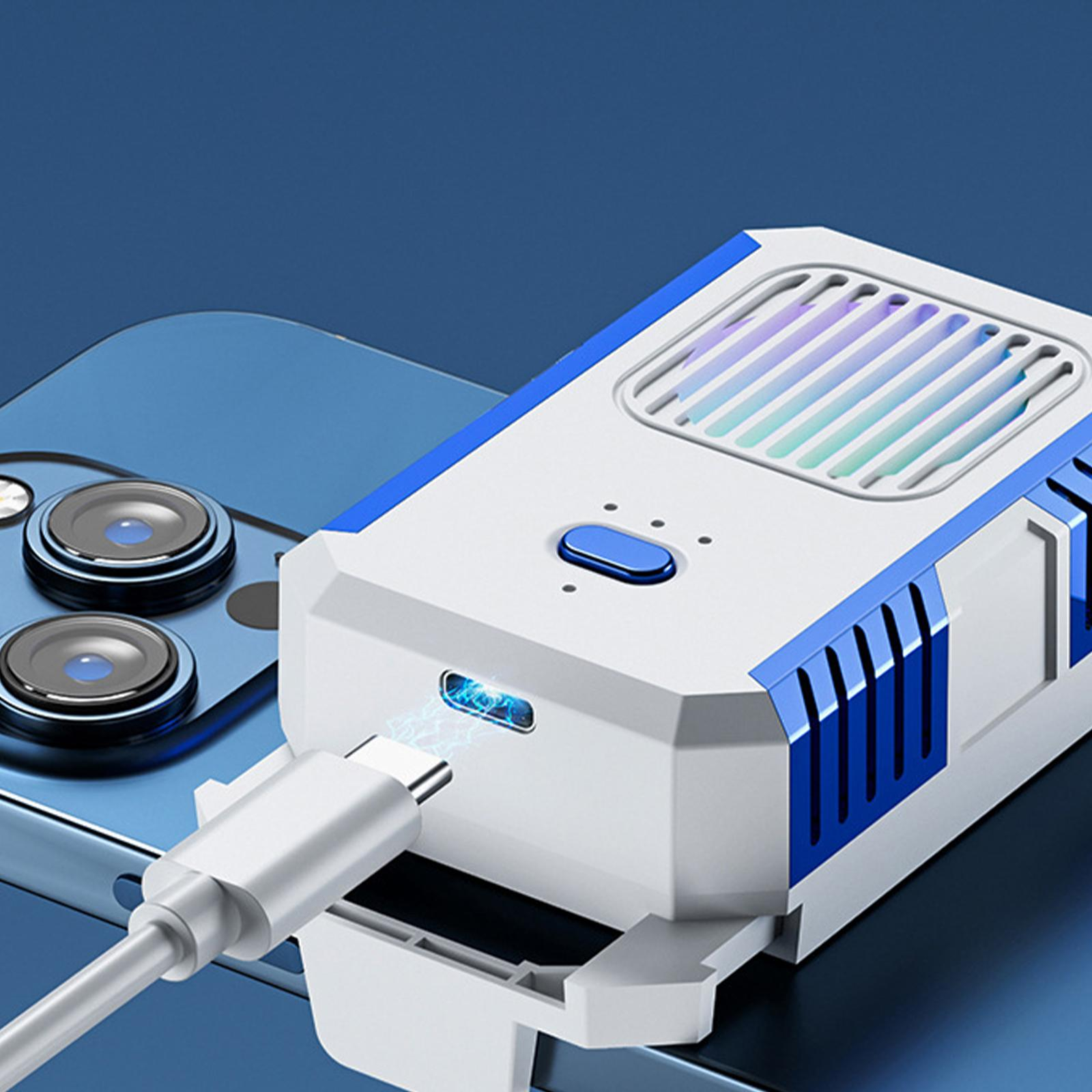 Ein weiß-blauer Telefonkühler, der an einem blauen Telefon befestigt ist, mit einem eingesteckten Ladekabel.