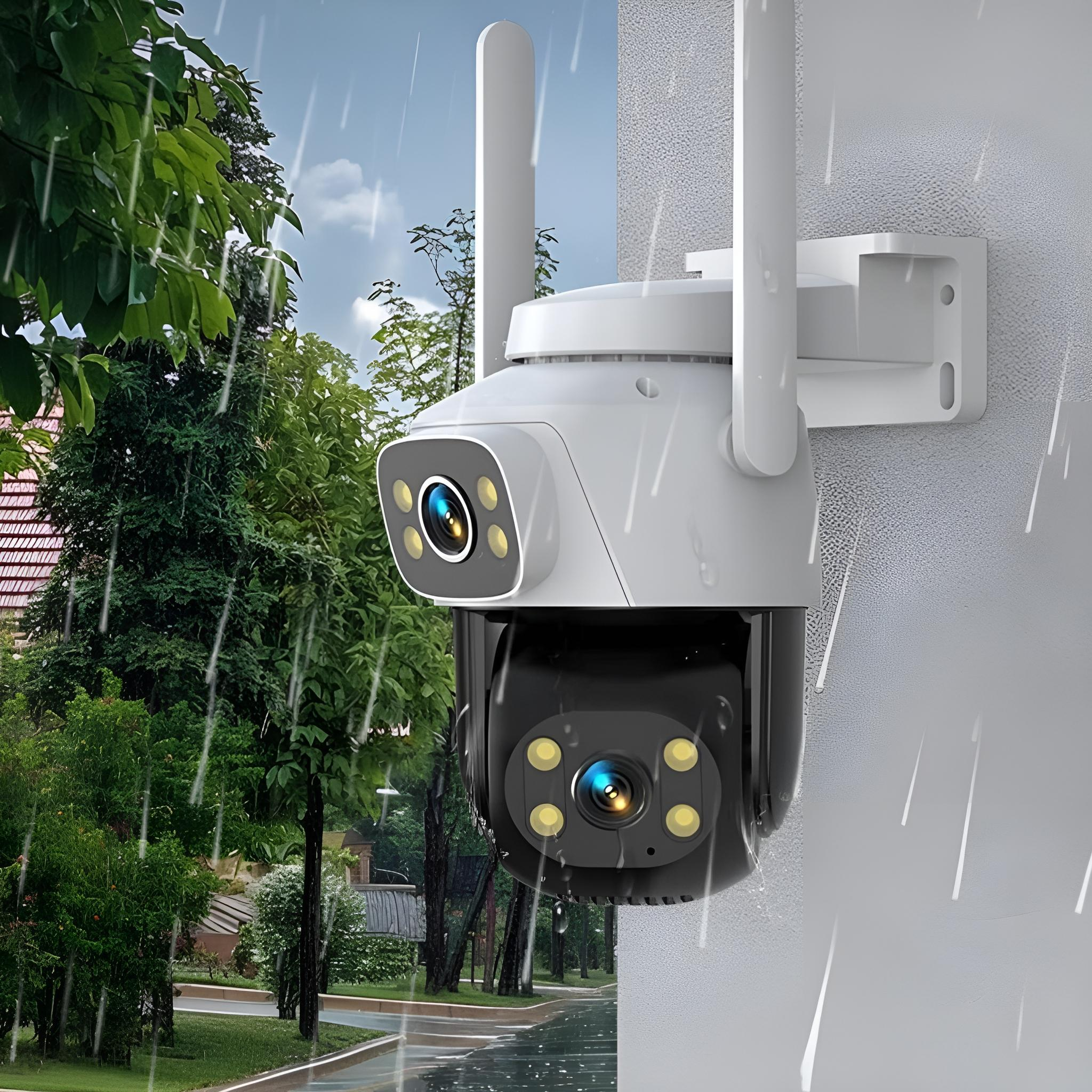Outdoor-Überwachungskamera im Regen. Die Kamera hat zwei Antennen und ist schwarz und weiß.
