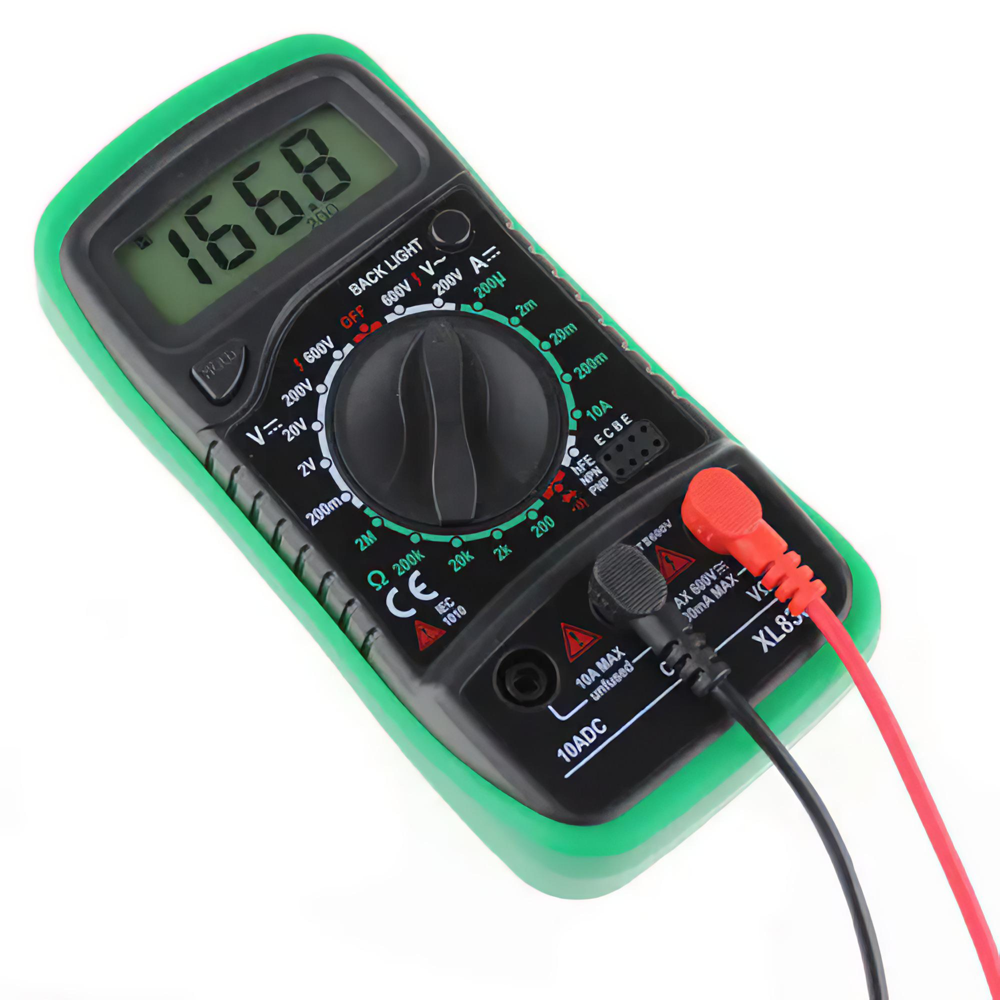 Ein grünes und schwarzes digitales Multimeter mit einem Display, das einen Messwert anzeigt. Messleitungen sind angeschlossen.