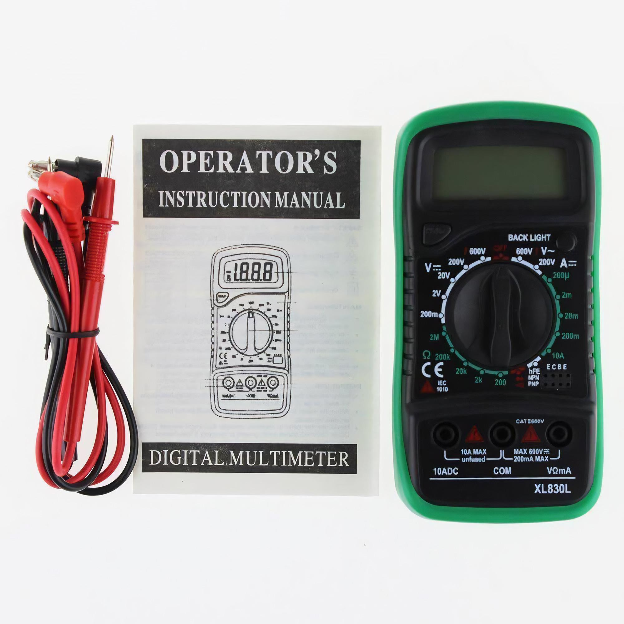 Ein digitales Multimeter, eine Bedienungsanleitung und Messleitungen liegen auf einer weißen Oberfläche.