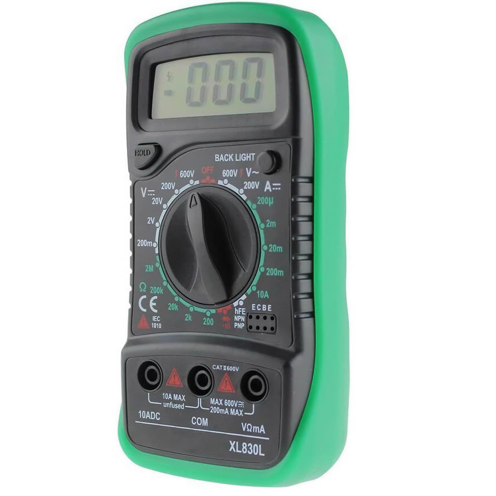 Ein grünes und schwarzes digitales Multimeter mit einem Display, das eine Anzeige zeigt. Das Zifferblatt steht auf Aus.