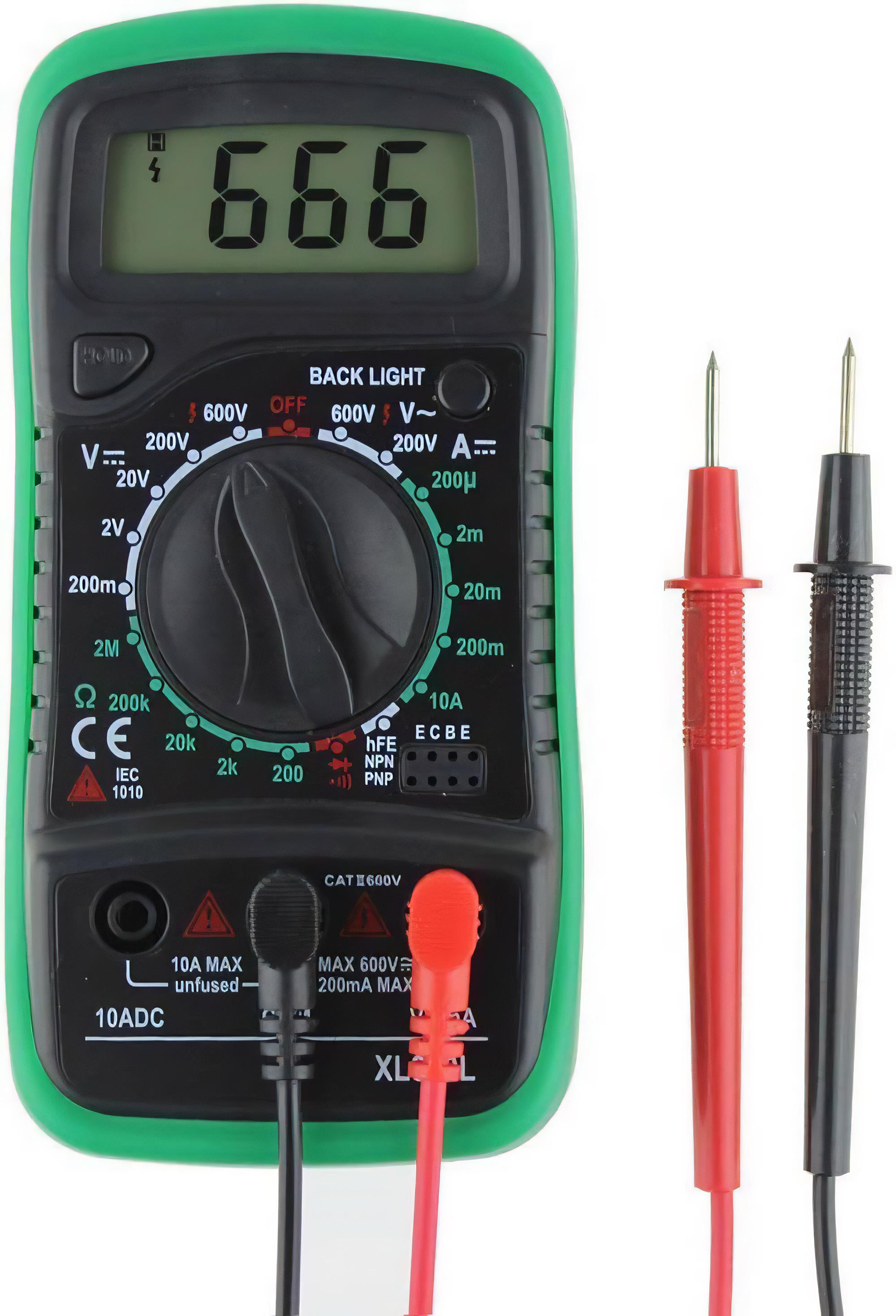 Ein grünes Multimeter mit digitaler Anzeige '666'. Drei Messleitungen rechts vom Gerät.