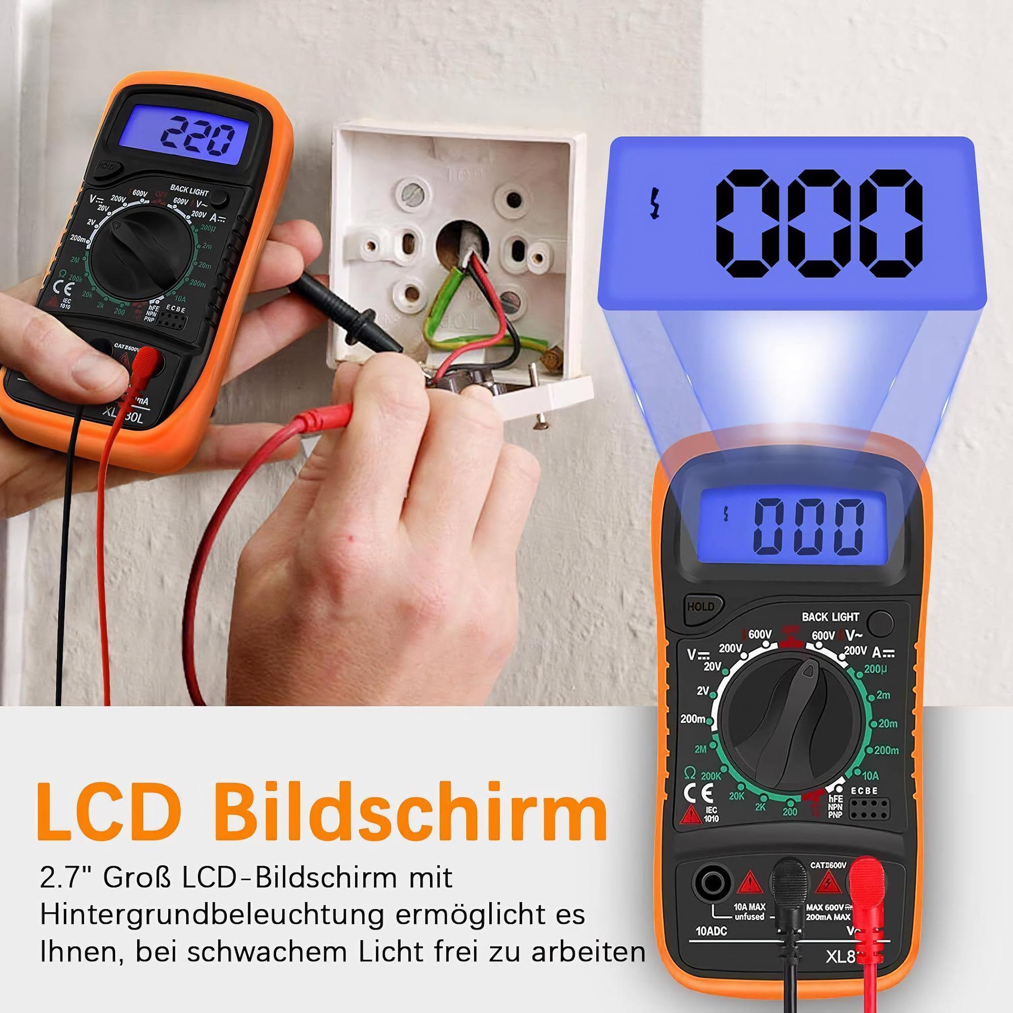 Zwei Multimeter, eines orangefarben, zeigen Messwerte an. Das andere hat einen blauen Bildschirm. Kabel und eine Elektrobox sichtbar.