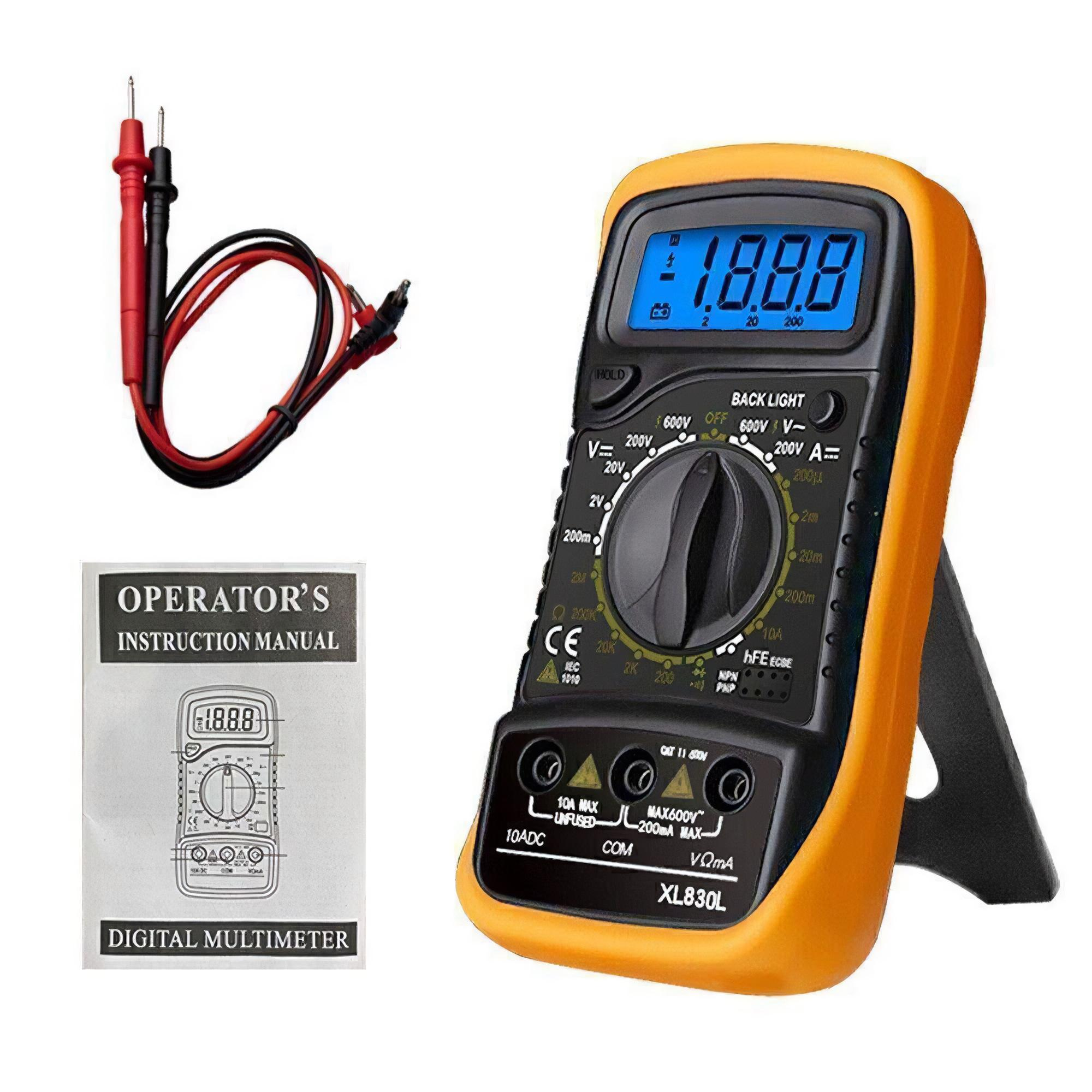 Oranges digitales Multimeter mit schwarzen Sonden und Handbuch, zeigt Messwerte auf weißer Oberfläche an.