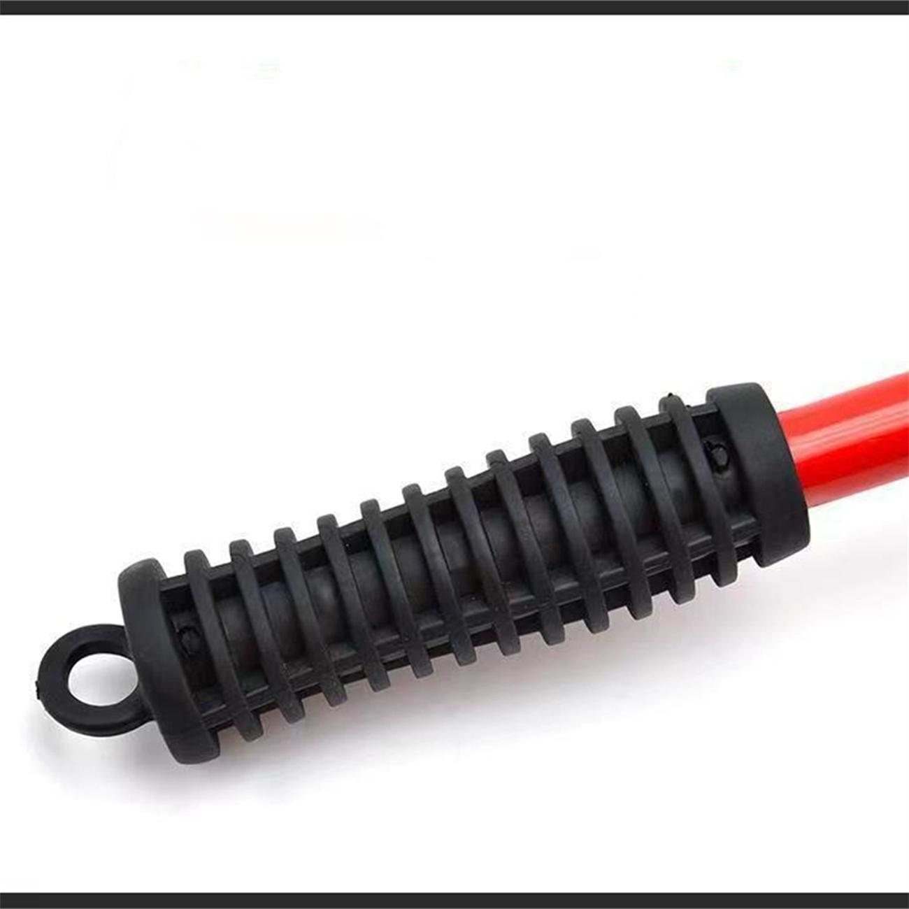 Nahaufnahme eines Werkzeuggriffs mit schwarzem Griff und roter Metallstange.