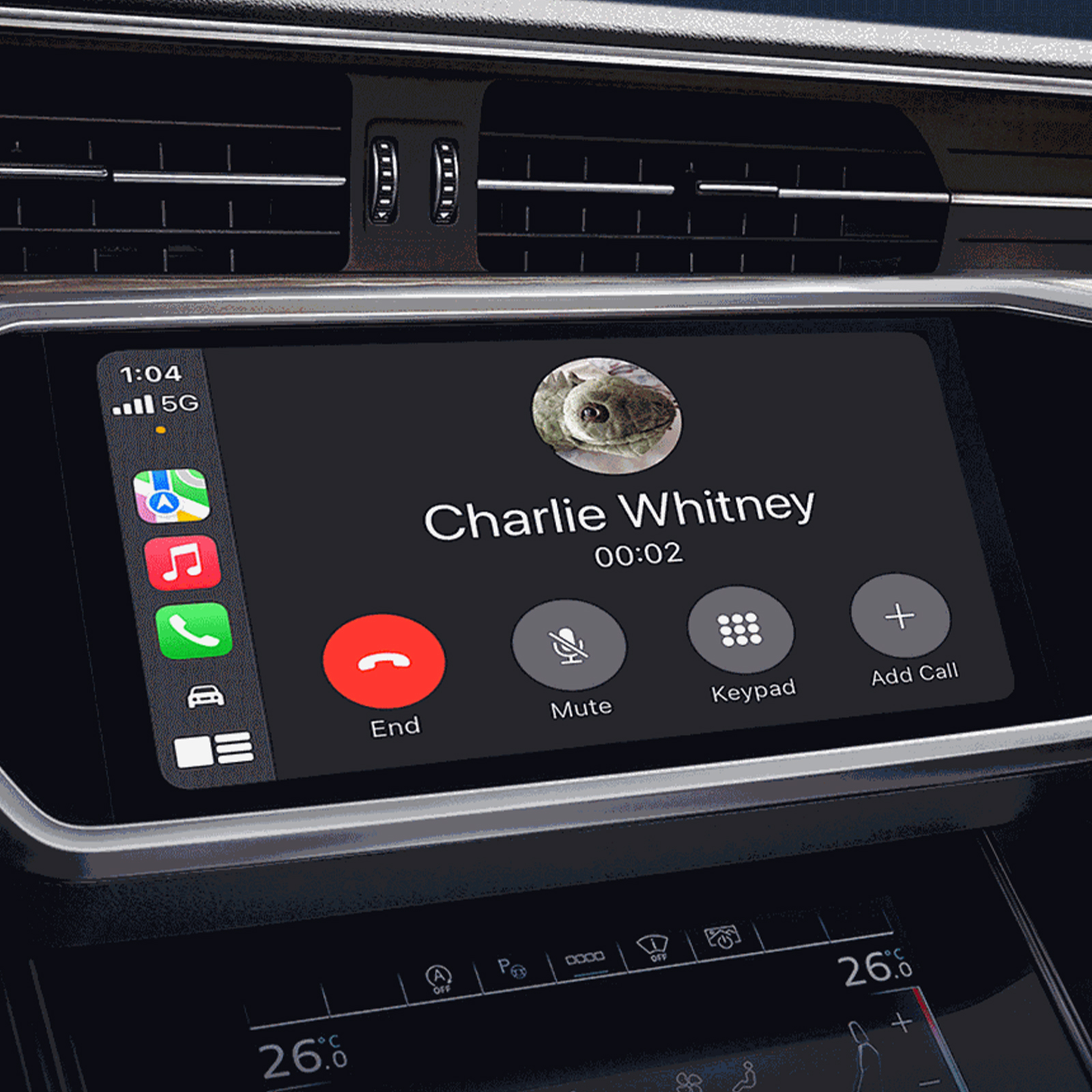 Ein Auto-Armaturenbrett-Bildschirm, der einen Anruf von „Charlie Whitney“ mit Optionen zum Beenden, Stummschalten und Hinzufügen anzeigt.