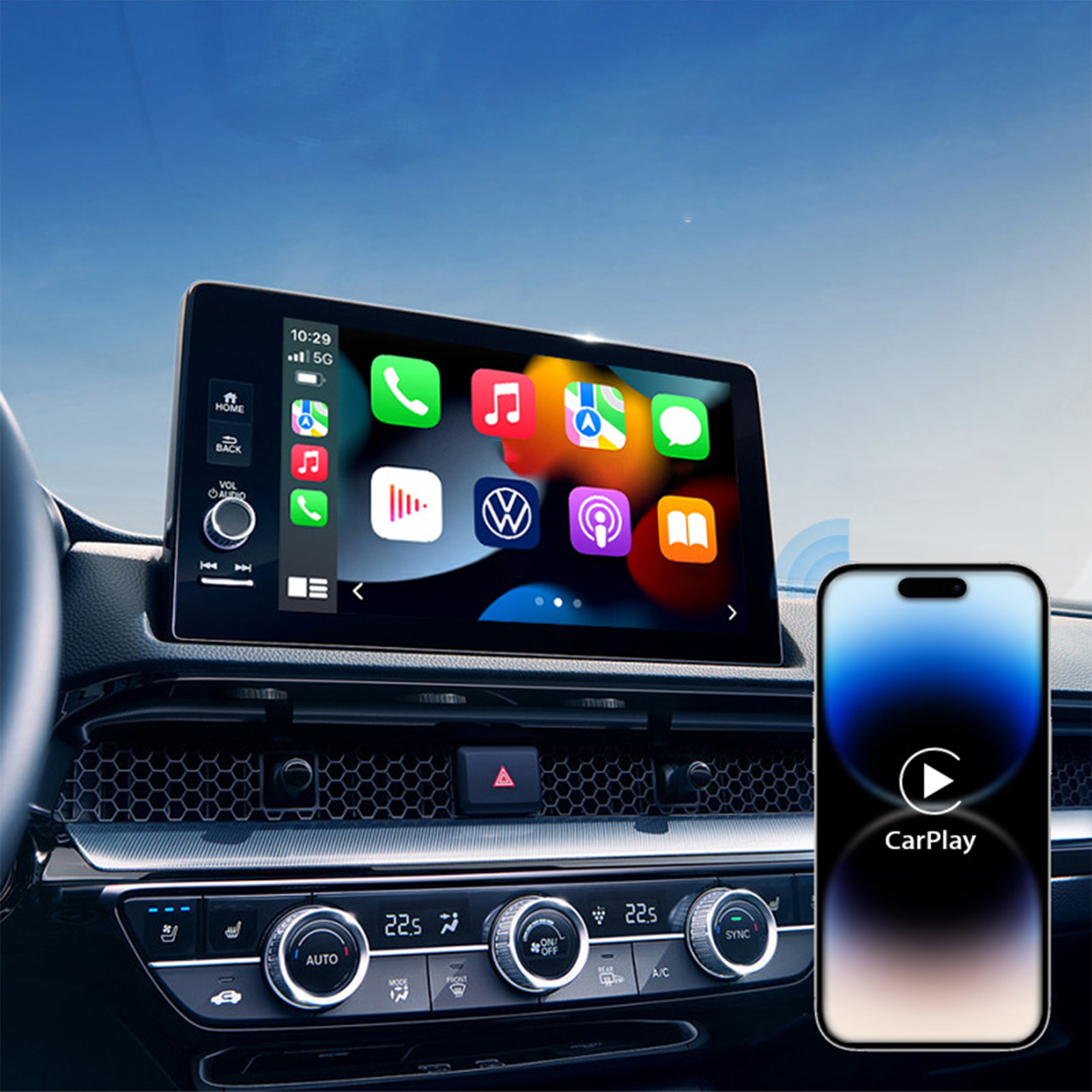 Auto-Infotainment-System mit Apps und einem Smartphone, das CarPlay spiegelt, mit blauem Himmel im Hintergrund.