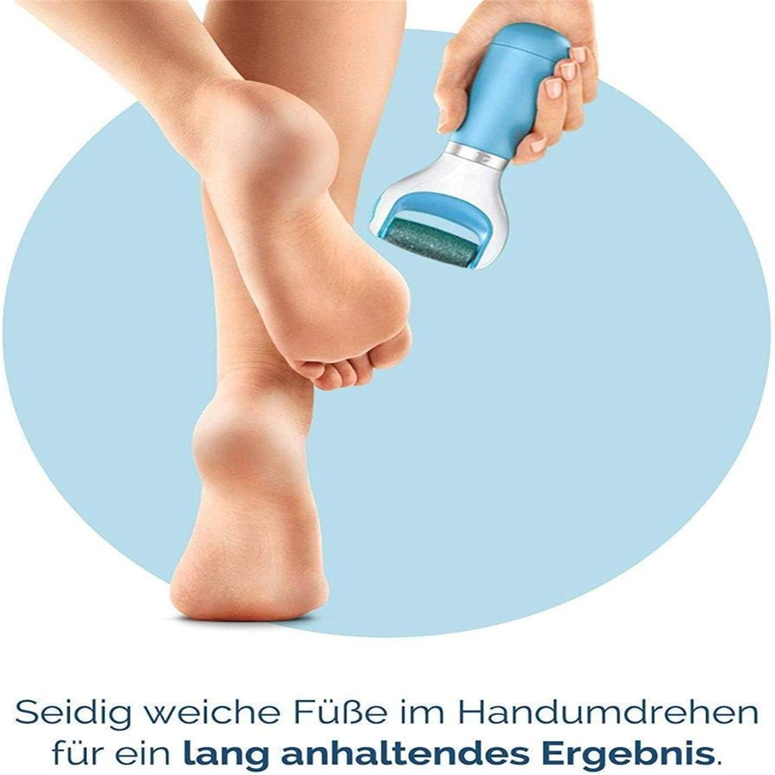 Füße, die mit einem blau-weißen Fuß-Hornhautentferner gepeelt werden. Blauer Hintergrund. Text auf Deutsch.