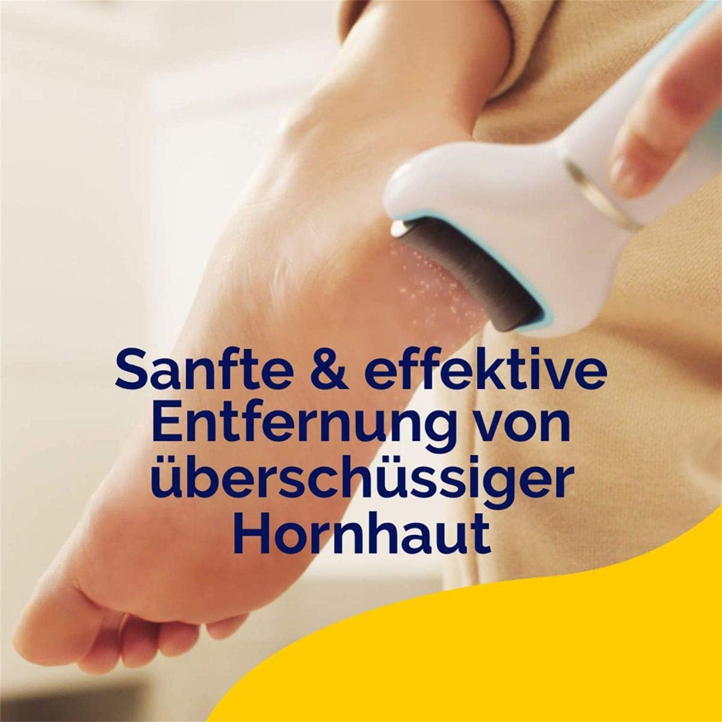 Fuß, der mit einem blau-weißen Fuß-Hornhautentferner gepeelt wird. Gelber Hintergrund. Text auf Deutsch.