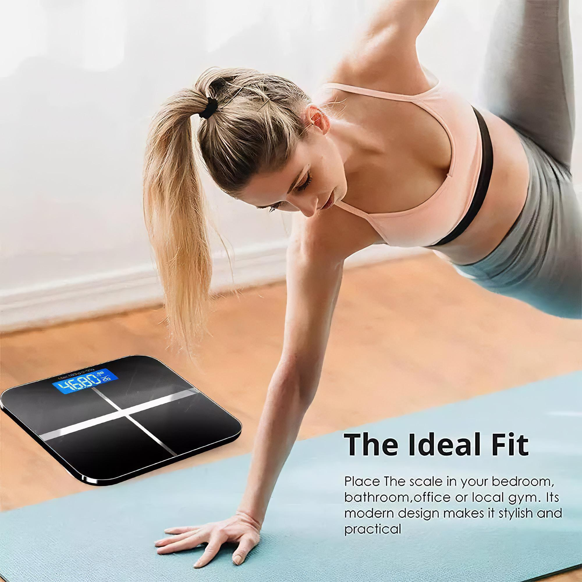 Eine Frau auf einer Yogamatte neben einer schwarzen Digitalwaage mit 46,80 kg.