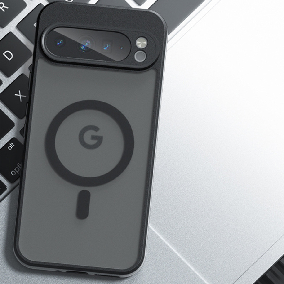 Custodia nera per telefono con protezione fotocamera su tastiera laptop. Design circolare.