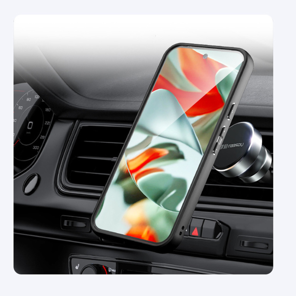 Un telefono è montato in una presa d'aria dell'auto. Lo schermo del telefono è acceso. La presa d'aria è nera.