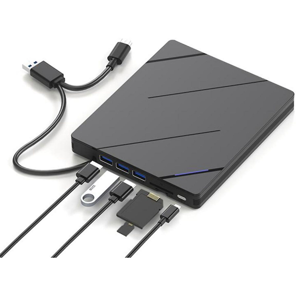 Schwarzer Hub mit mehreren Anschlüssen und angeschlossenen Kabeln, einschließlich USB- und SD-Kartenleser. Weißer Hintergrund.